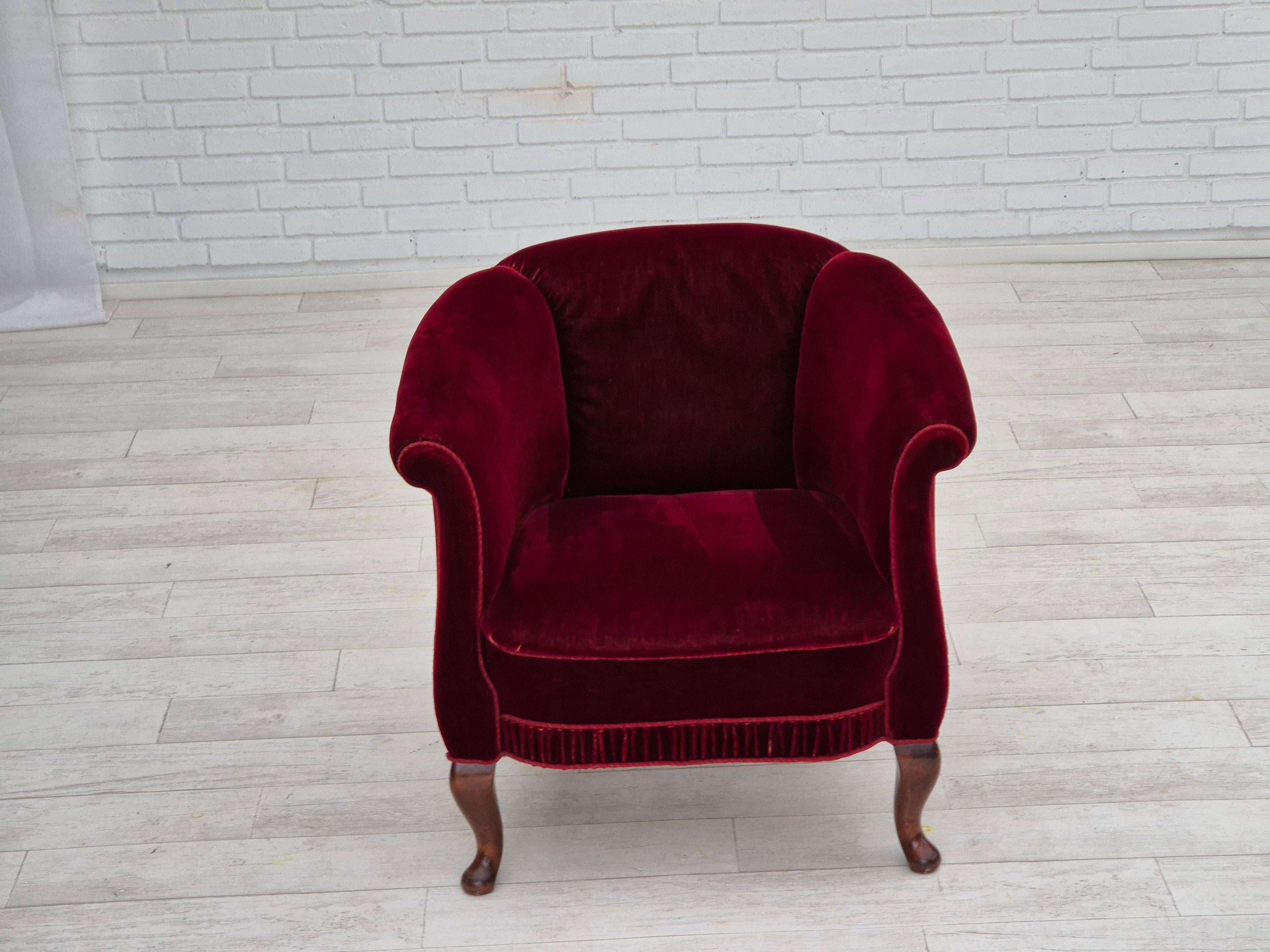 Scandinave moderne Fauteuil de salon danois des années 1960, velours de mobilier, état original, bois de hêtre. en vente