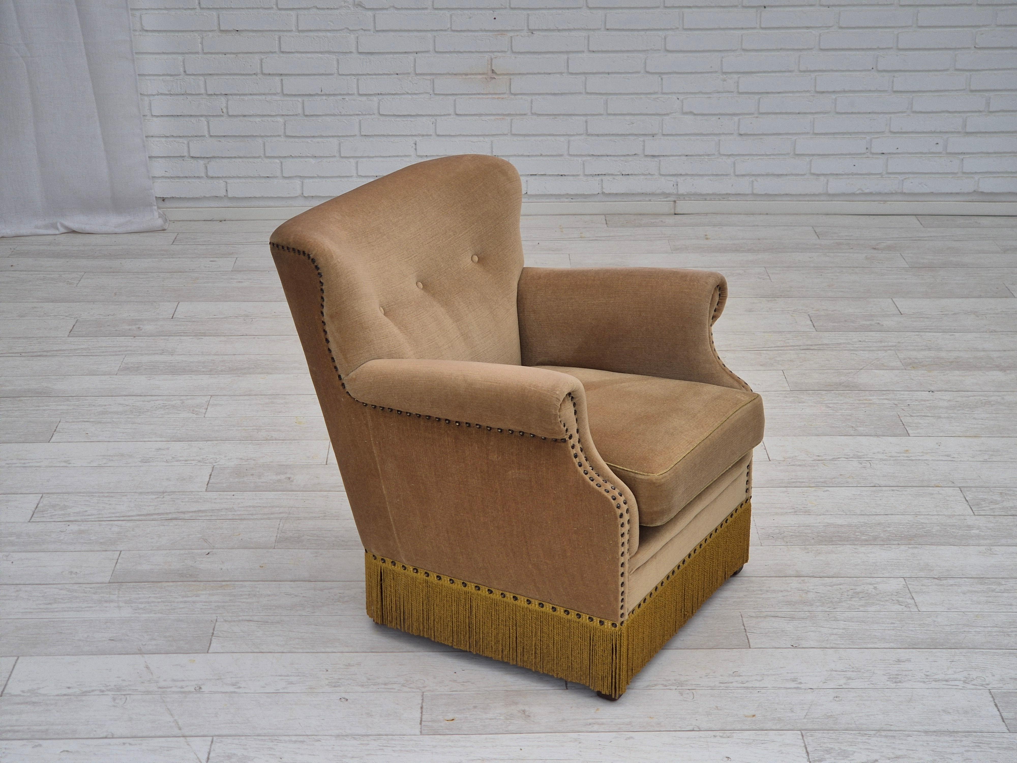 Chaise longue danoise des années 1960. Velours d'ameublement vert, ressorts dans le coussin d'assise, pieds en bois de Beeche, coussin d'assise double face. Très bon état d'origine : pas d'odeurs, pas de taches et construction stable. Fabriqué par