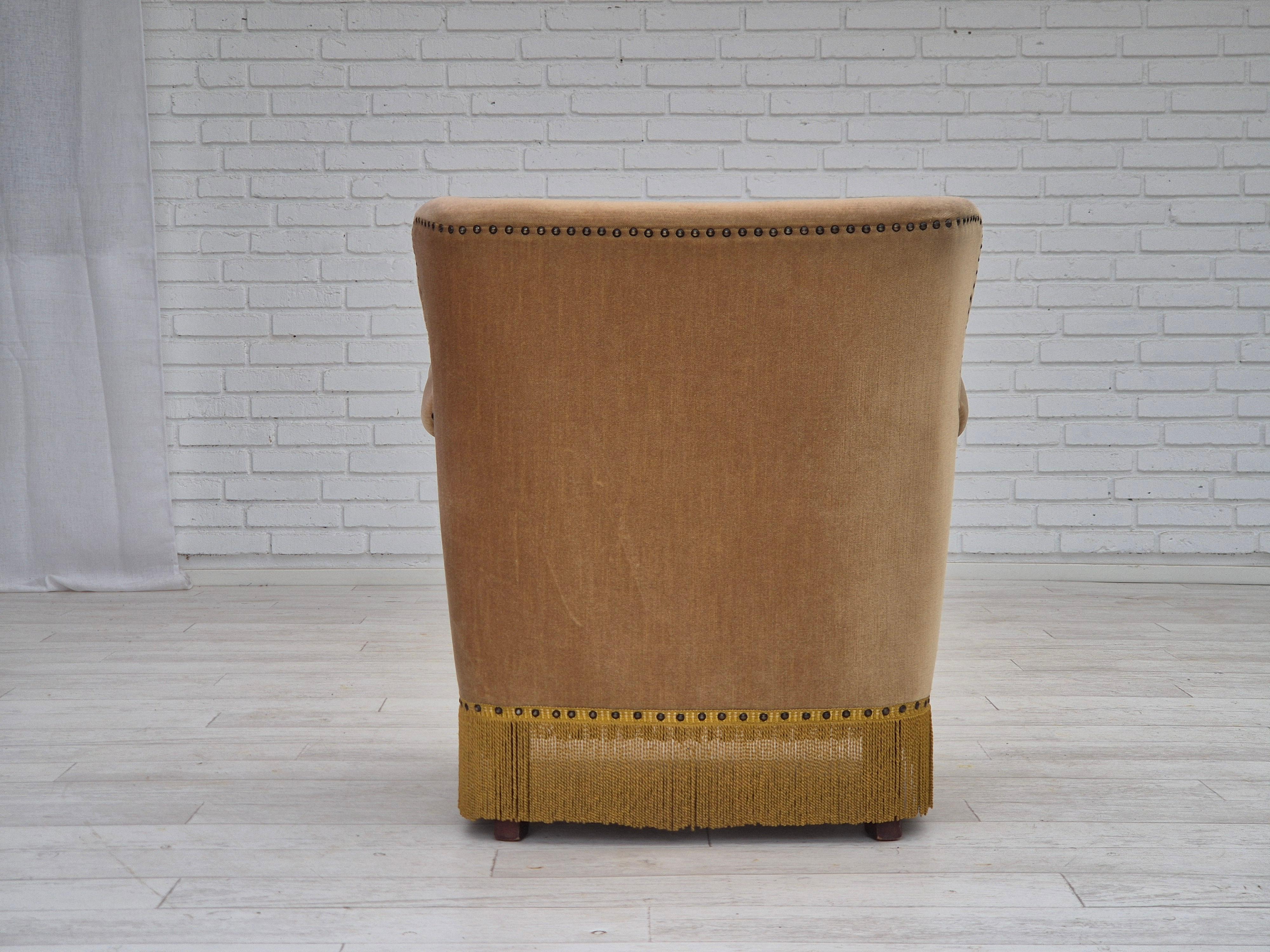 Danois Fauteuil de salon danois des années 1960, velours de mobilier vert, état d'origine. en vente
