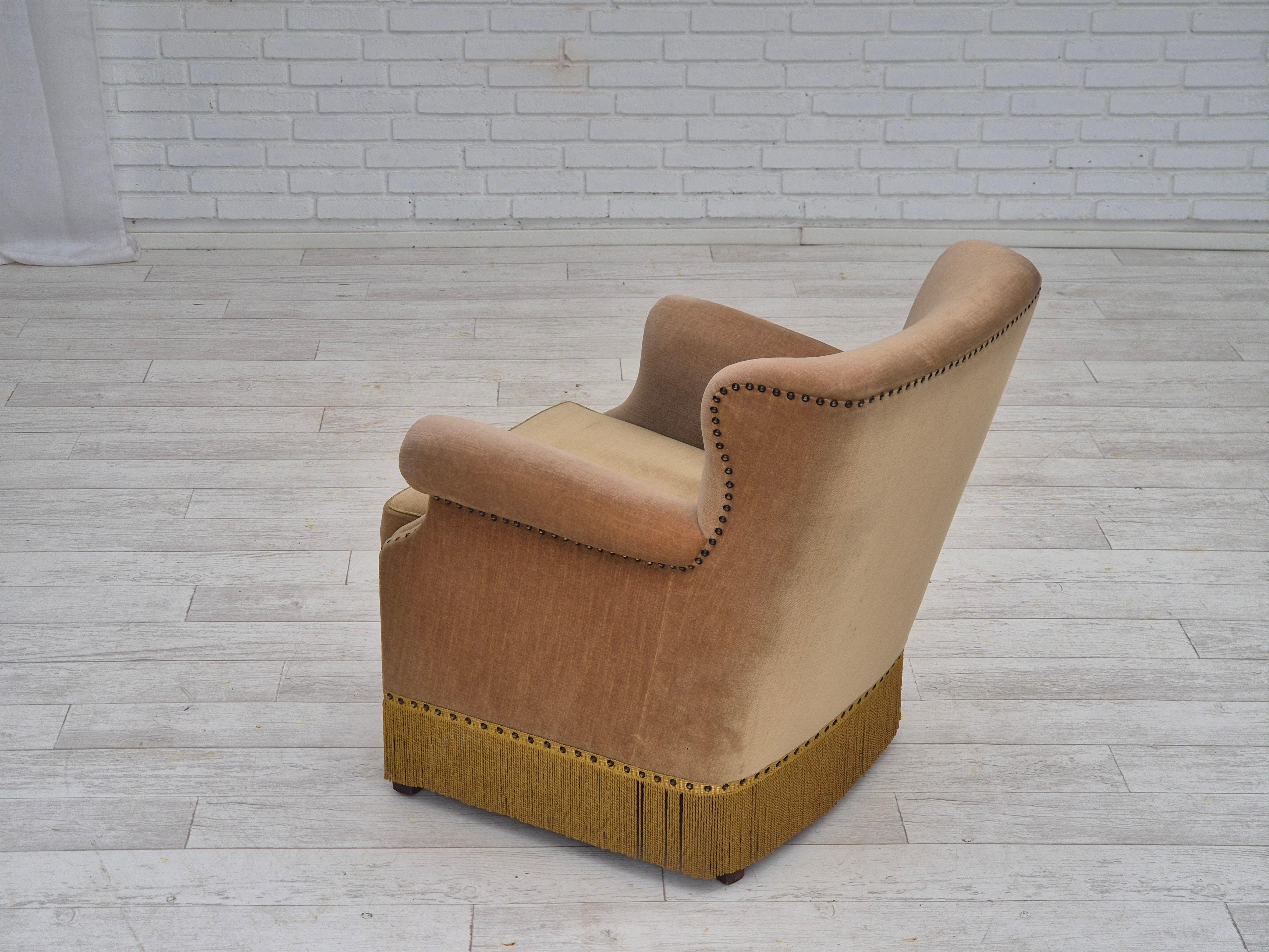 Fauteuil de salon danois des années 1960, velours de mobilier vert, état d'origine. Bon état - En vente à Tarm, 82