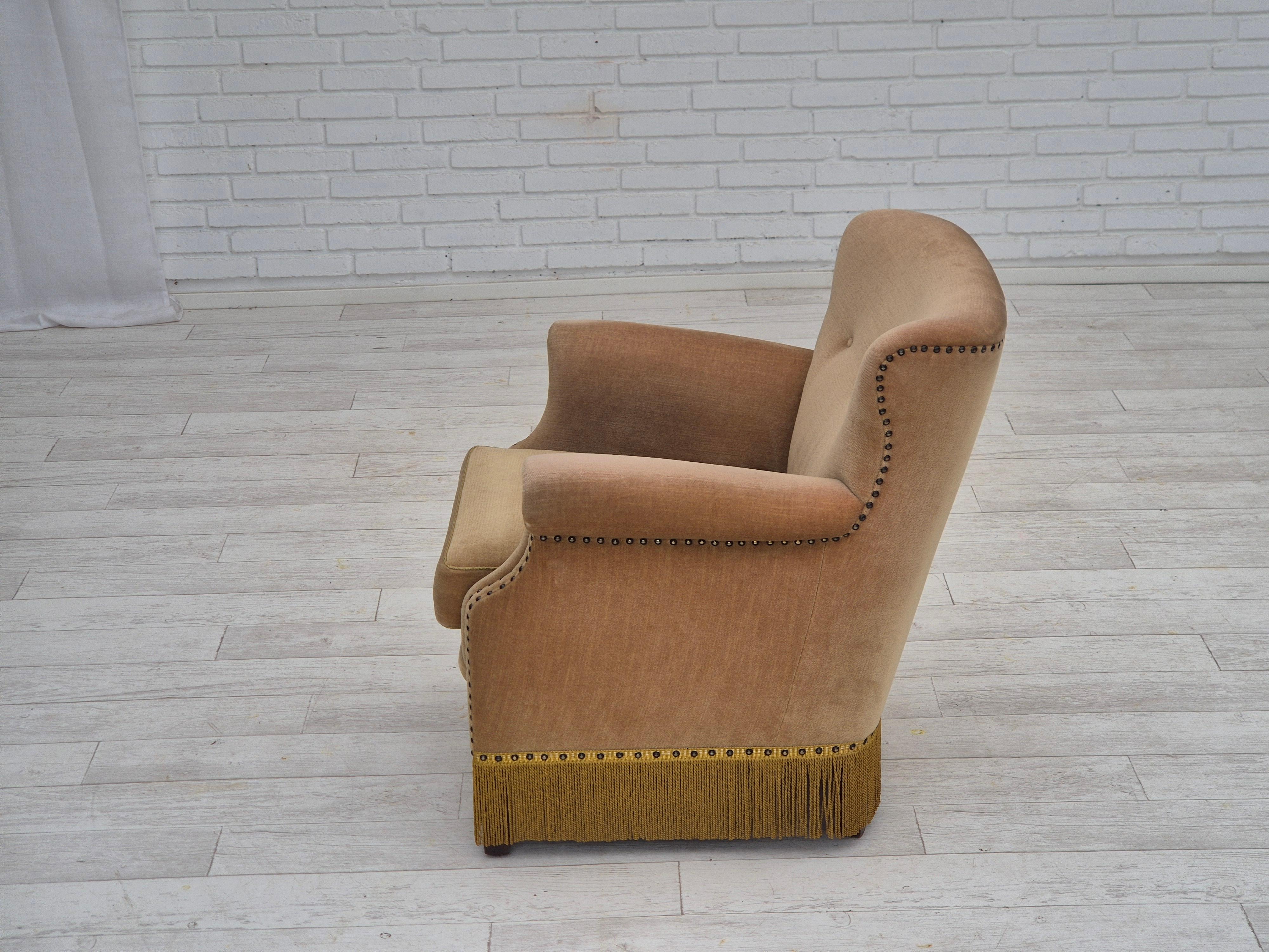 Milieu du XXe siècle Fauteuil de salon danois des années 1960, velours de mobilier vert, état d'origine. en vente