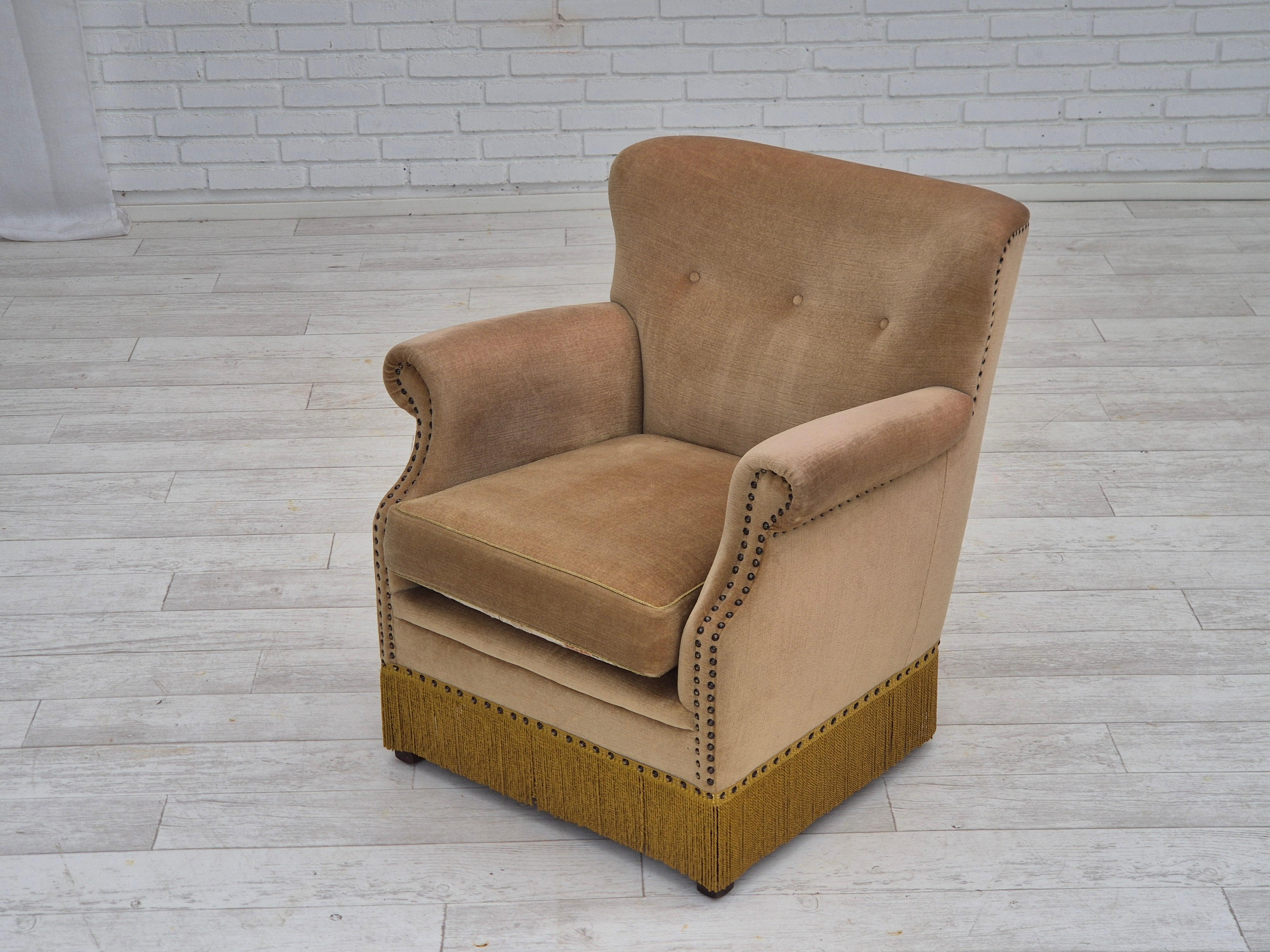 Velours Fauteuil de salon danois des années 1960, velours de mobilier vert, état d'origine. en vente