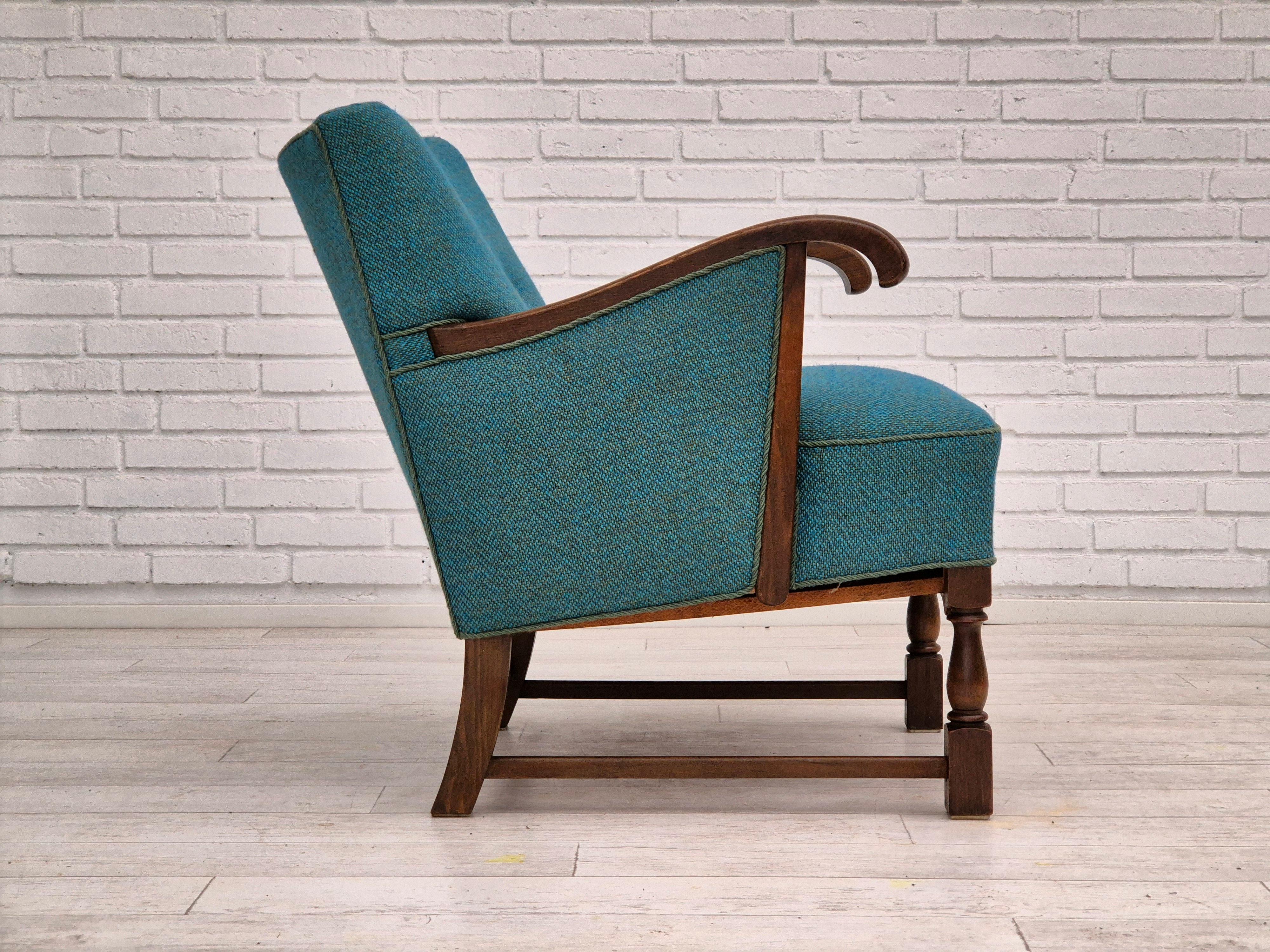 Mid-20th Century 1960s, Danish lounge chair in very good condition, furniture wool, oak wood.