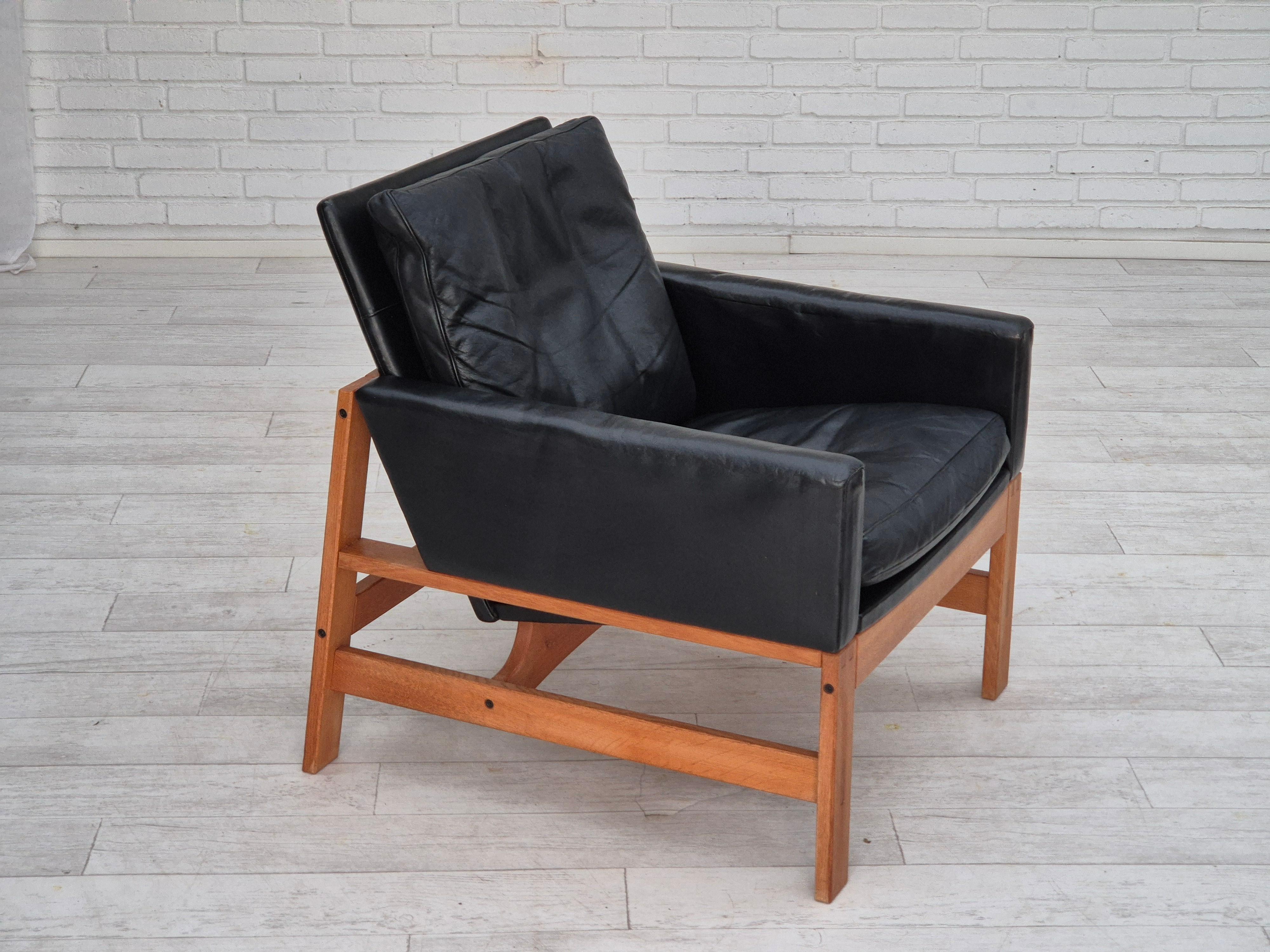 Dänischer Sessel aus den 1960er Jahren in sehr gutem Originalzustand: keine Gerüche, keine Flecken, stabile Konstruktion. Original schwarzes Möbelleder, massives Eichenholz. Hergestellt von einem dänischen Möbelhersteller etwa in den 1960-65er