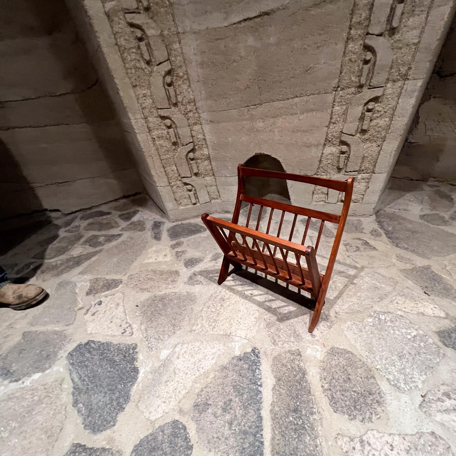 Danese Portariviste danese del 1960 Scultura in legno massiccio di teak Danimarca in vendita