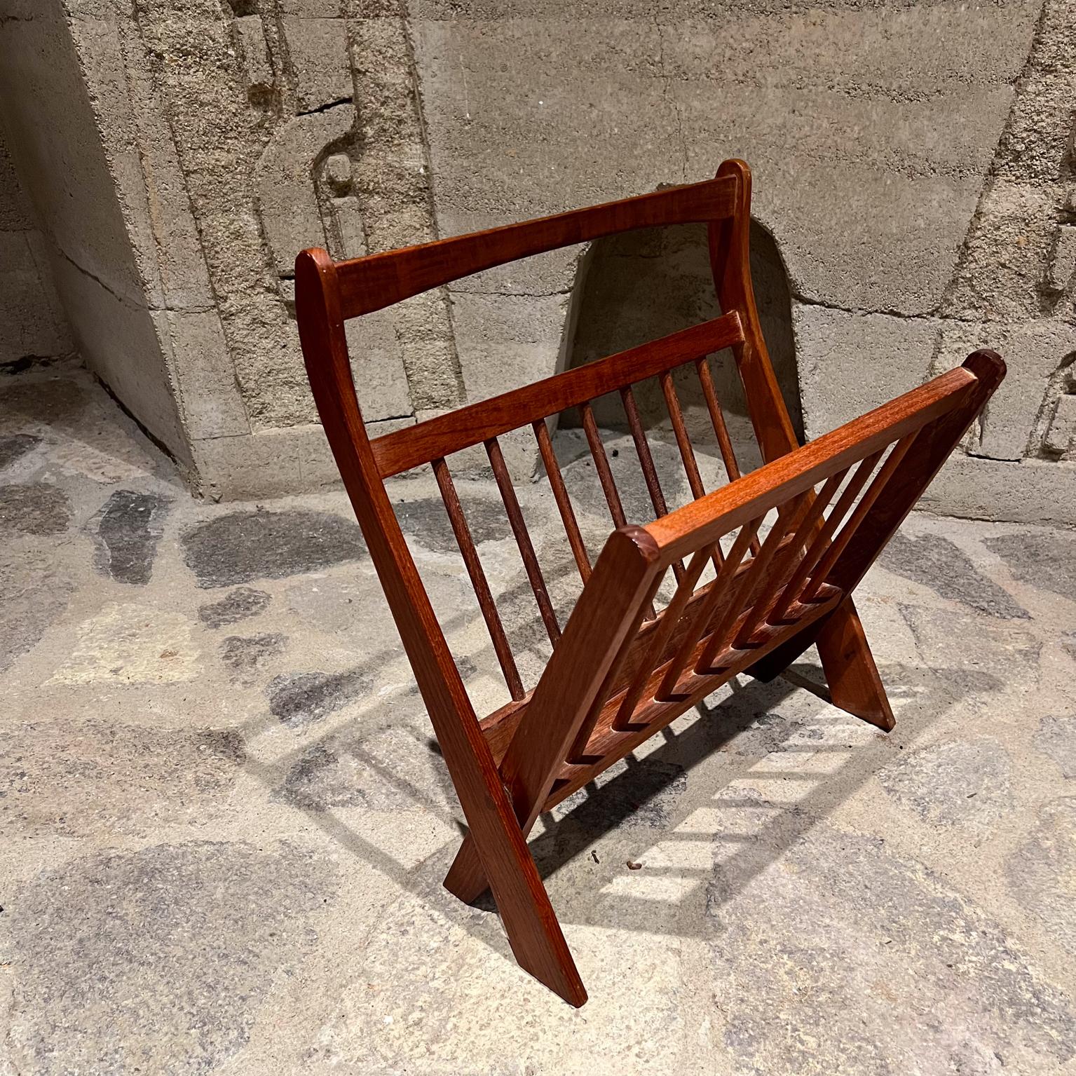 XX secolo Portariviste danese del 1960 Scultura in legno massiccio di teak Danimarca in vendita