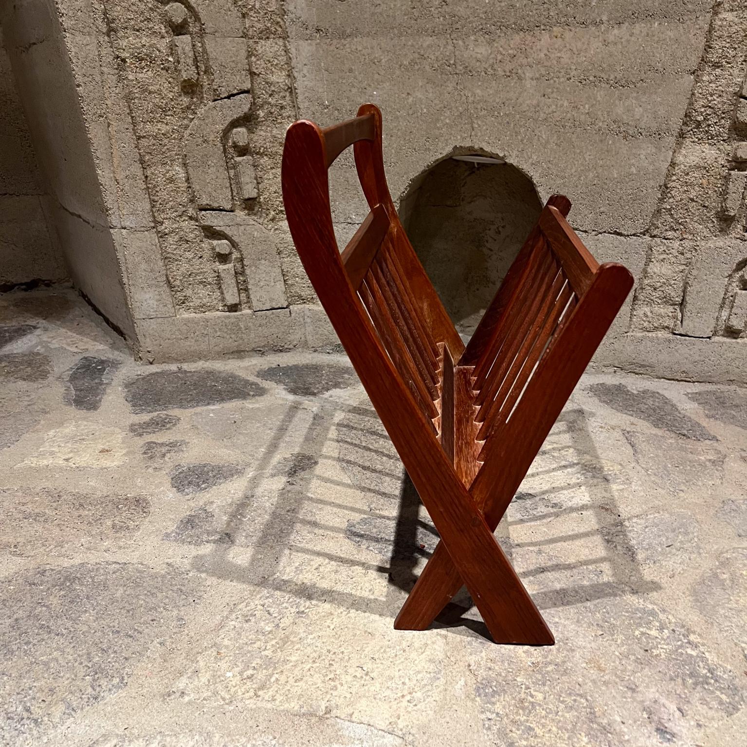 Teak Portariviste danese del 1960 Scultura in legno massiccio di teak Danimarca in vendita