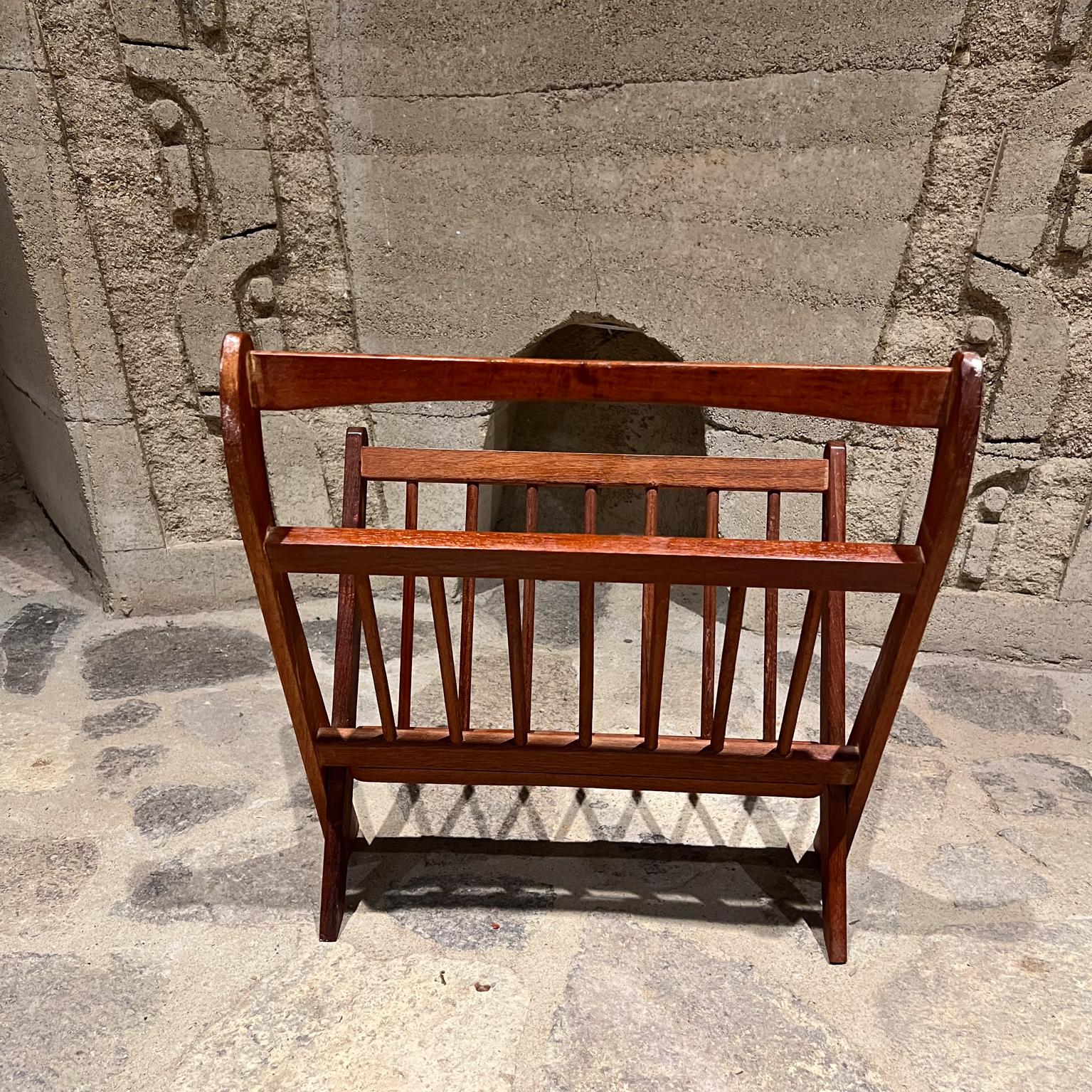 Portariviste danese del 1960 Scultura in legno massiccio di teak Danimarca in vendita 2