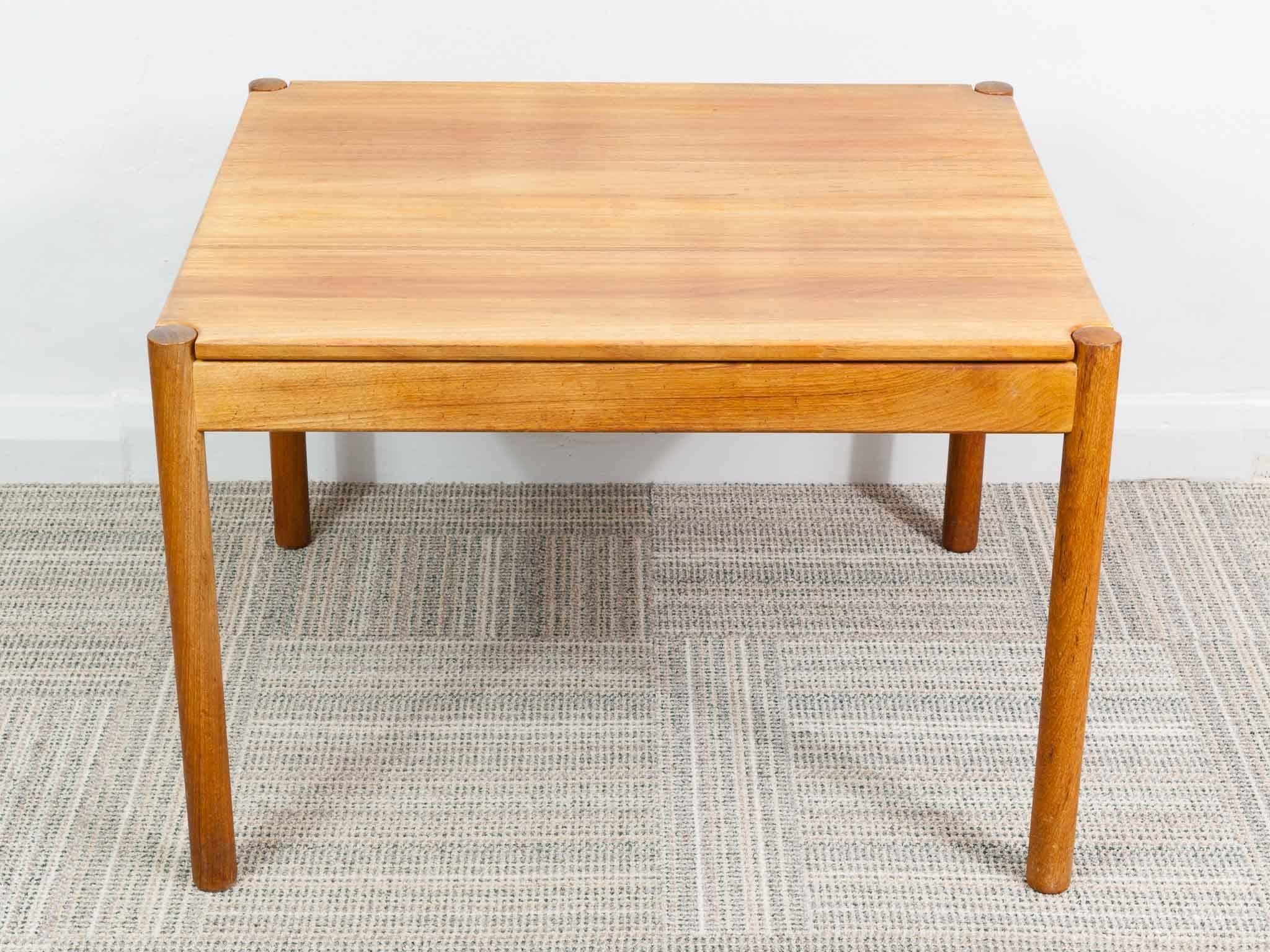 1960s Danish Magnus Olesen for Durup reversible top coffee table in solid teak with beautiful wood grain. One side of the table has a fun and unique feature that certainly makes the table Stand out from the crowd. In two opposite corners there is a