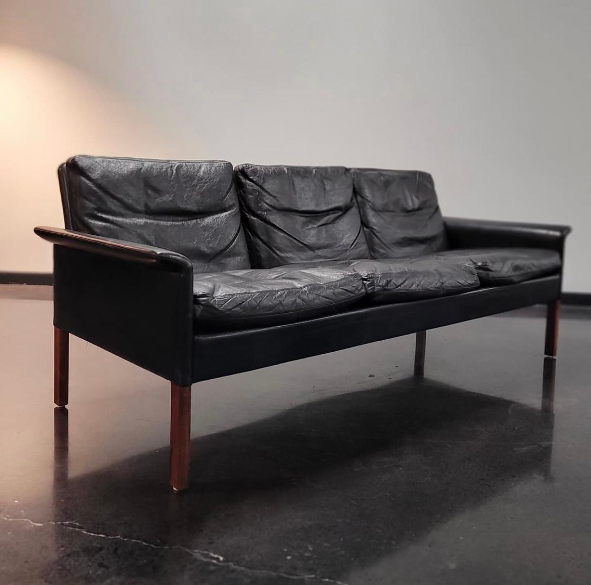 Beautiful 1960s Danish MCM leather sofa by Hans Olsen for Christian Sorensen. Removable cushions.
