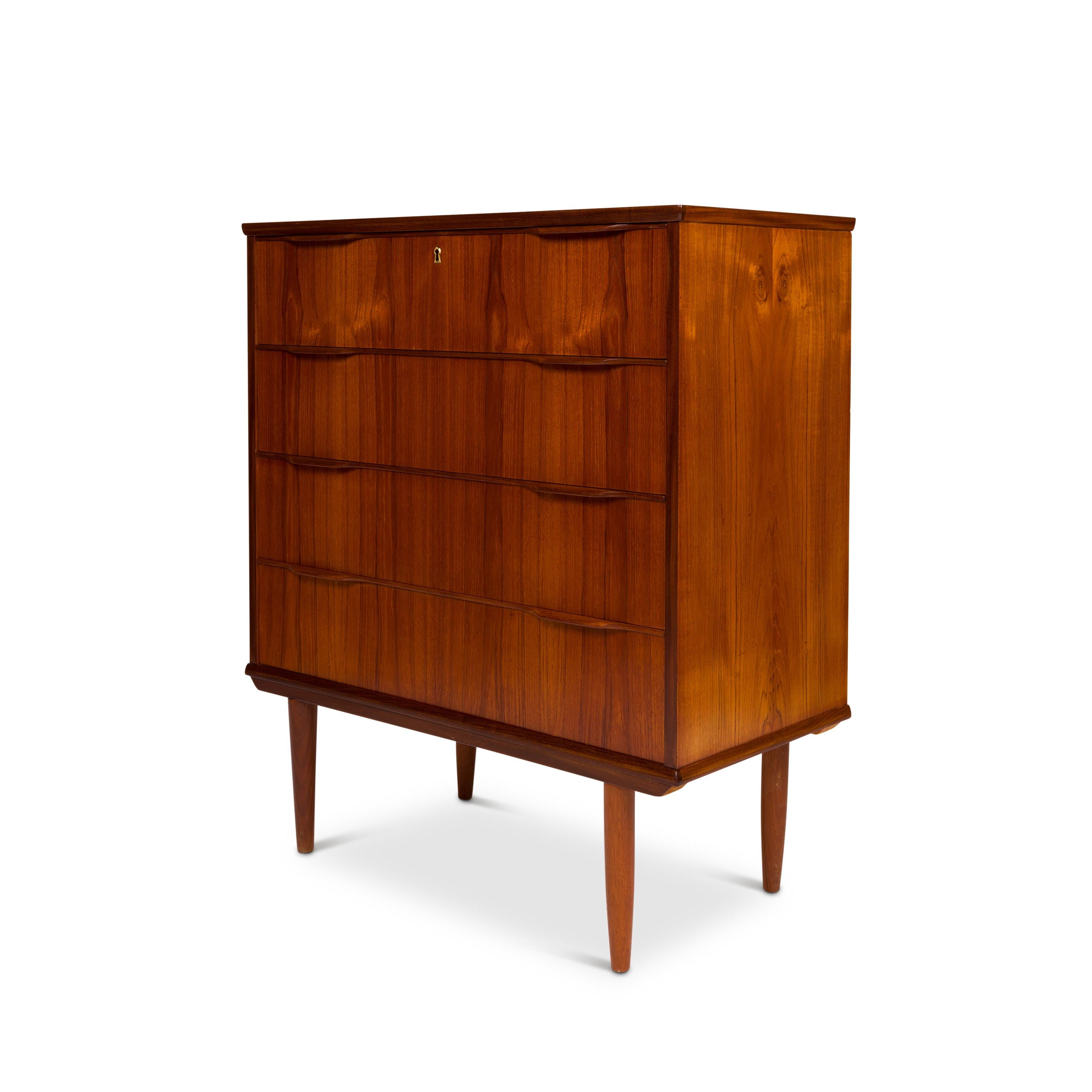 This vintage mid-century modern Danish chest of drawers embodies the essence of Mid-Century design. Its four drawers, adorned with sculptured wooden handles and seamless dovetail joins, effortlessly combine functionality with elegance. The natural