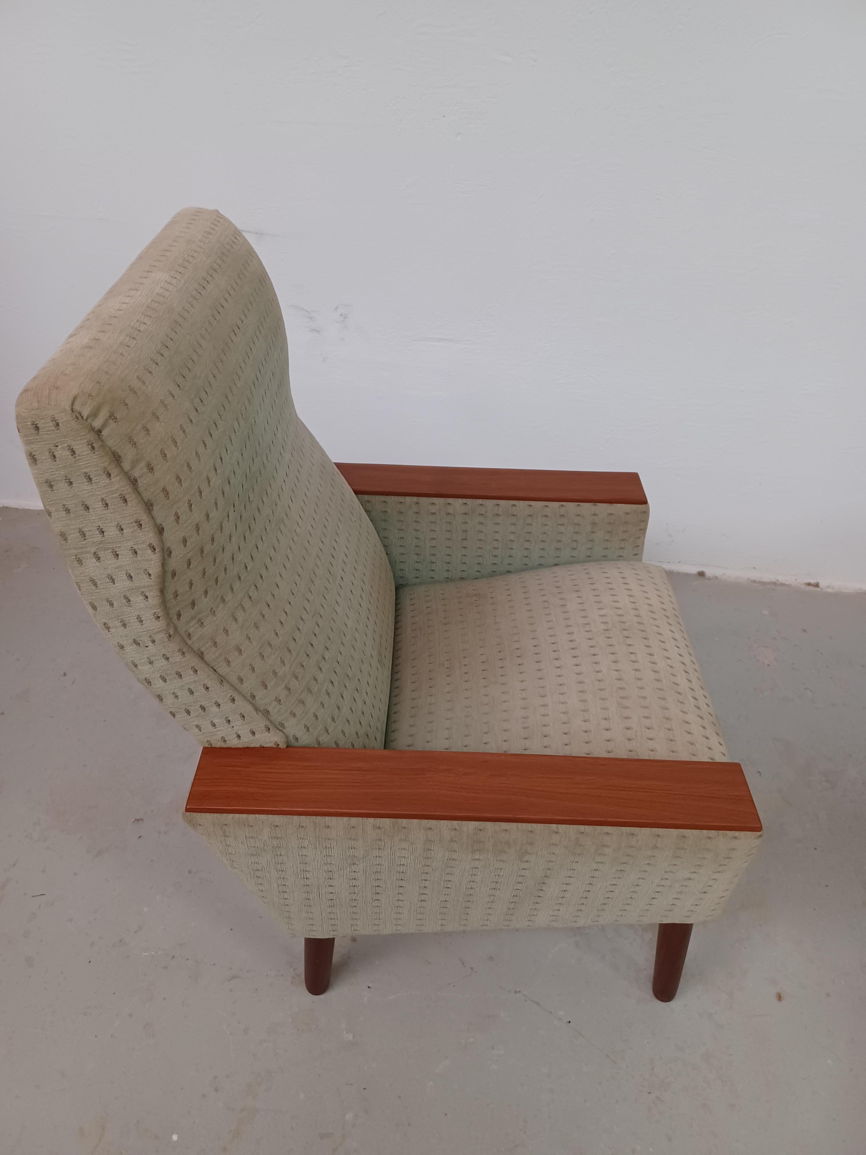 Silla de salón danesa de mediados de siglo de los 60 con reposabrazos de teca en venta 3