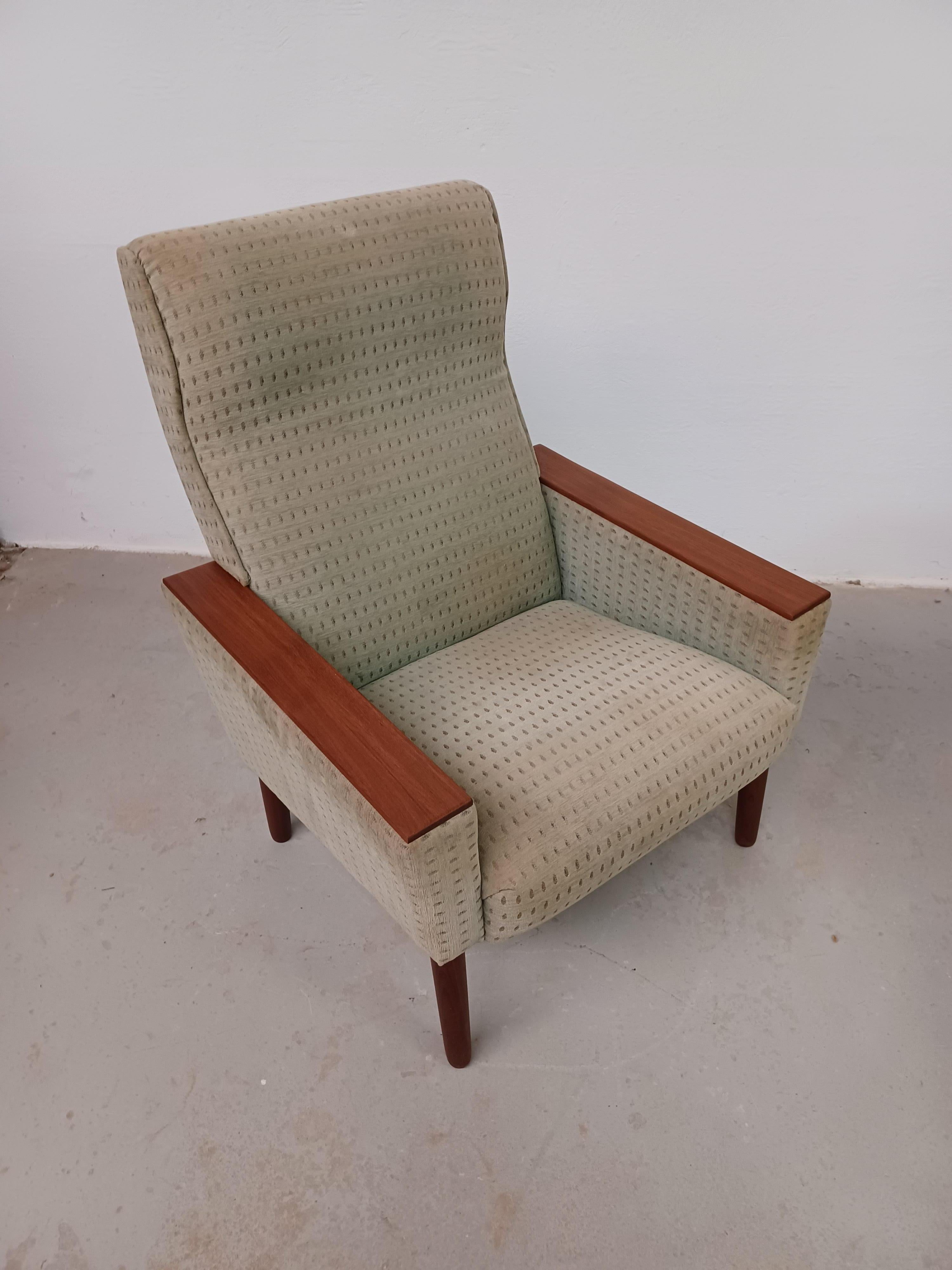 Silla de salón danesa de mediados de siglo de los 60 con reposabrazos de teca en venta 4