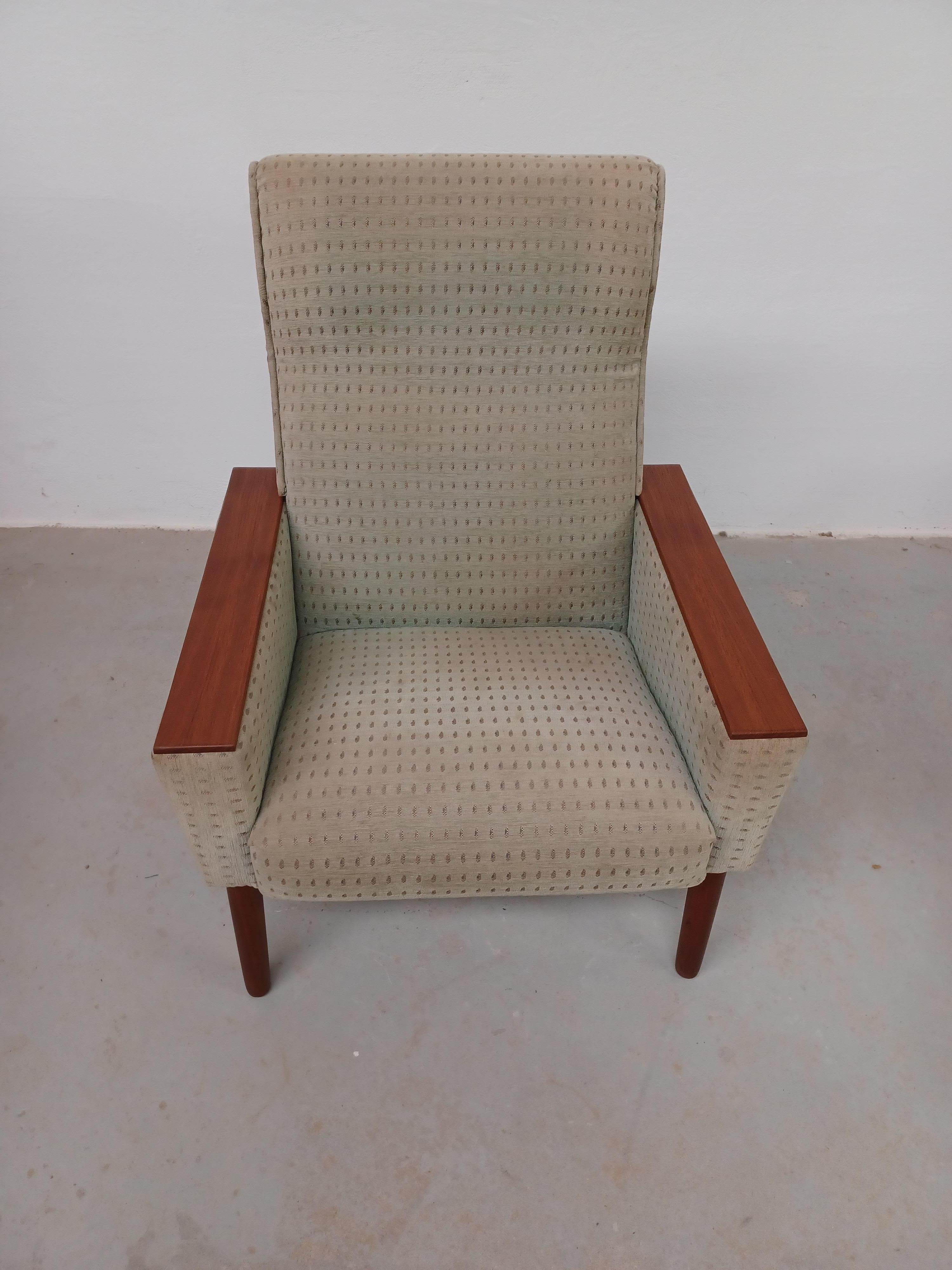 Sedia lounge danese di metà secolo del 1960 con braccioli in teak

Comode sedie da salotto anni '60 con un look tipico degli anni '60.

La comoda sedia di metà secolo con tappezzeria originale è in buone condizioni d'epoca ed è stata controllata dai