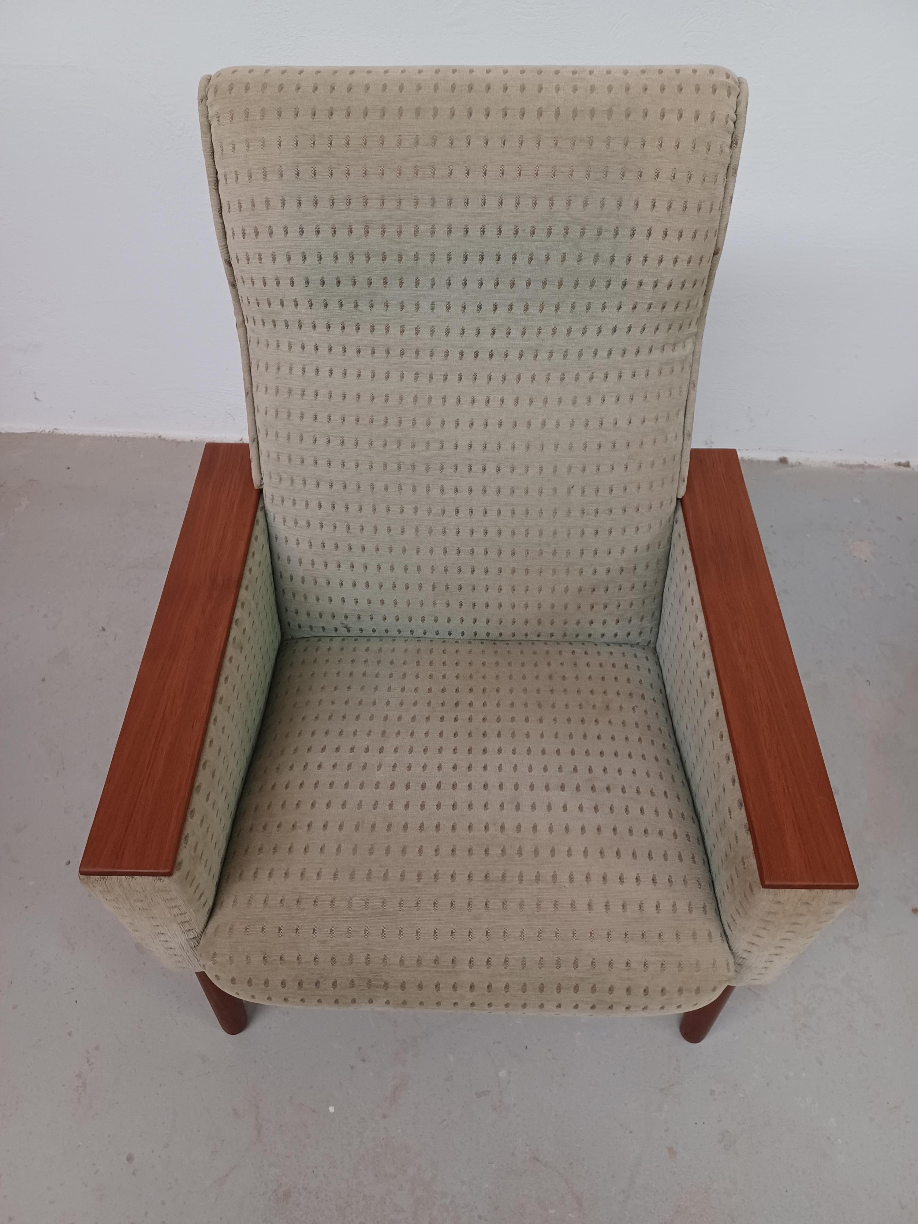 Mid-Century moderno Sedia da salotto danese di metà secolo del 1960 con braccioli in teak in vendita