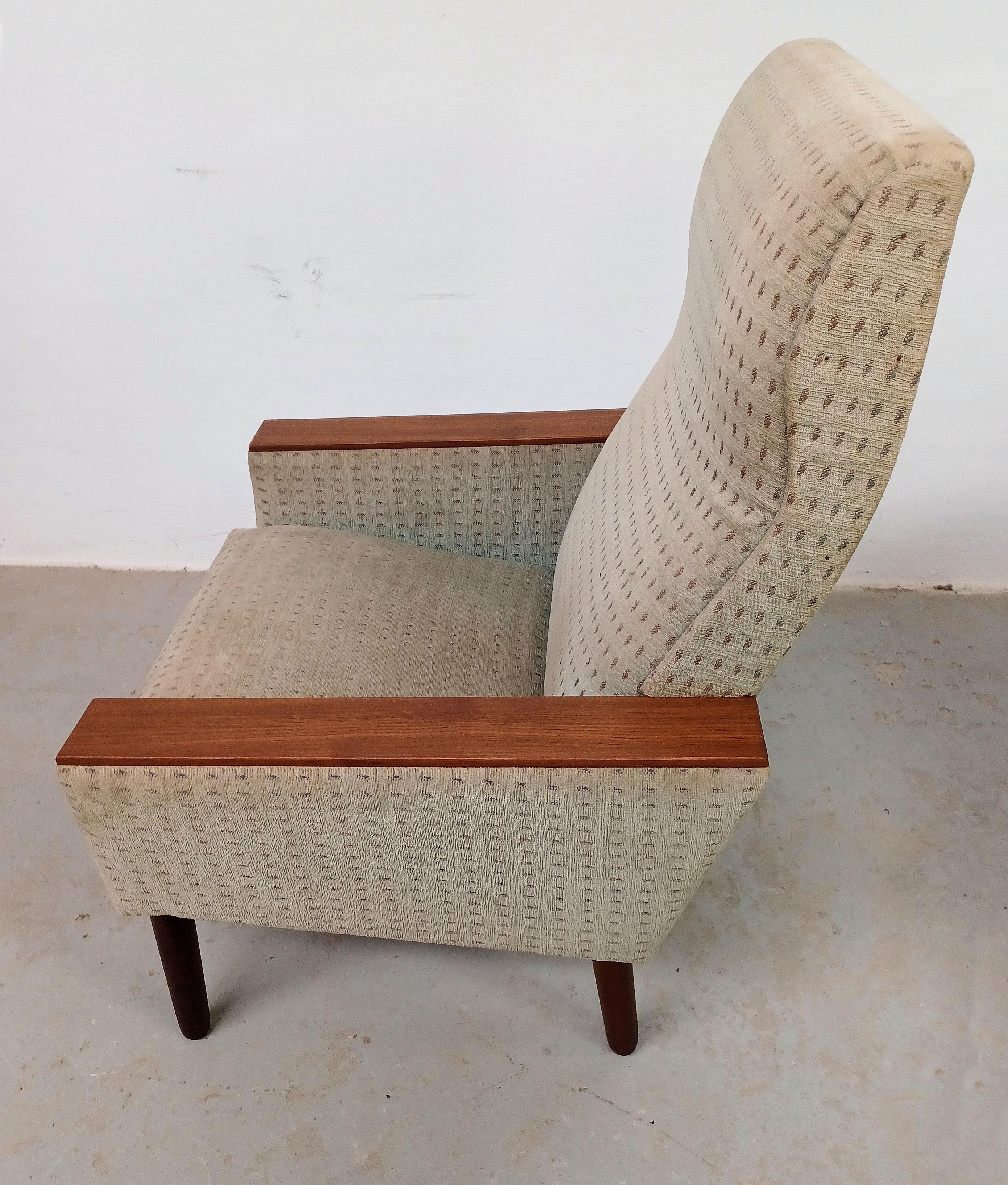 Silla de salón danesa de mediados de siglo de los 60 con reposabrazos de teca en Bueno estado para la venta en Knebel, DK