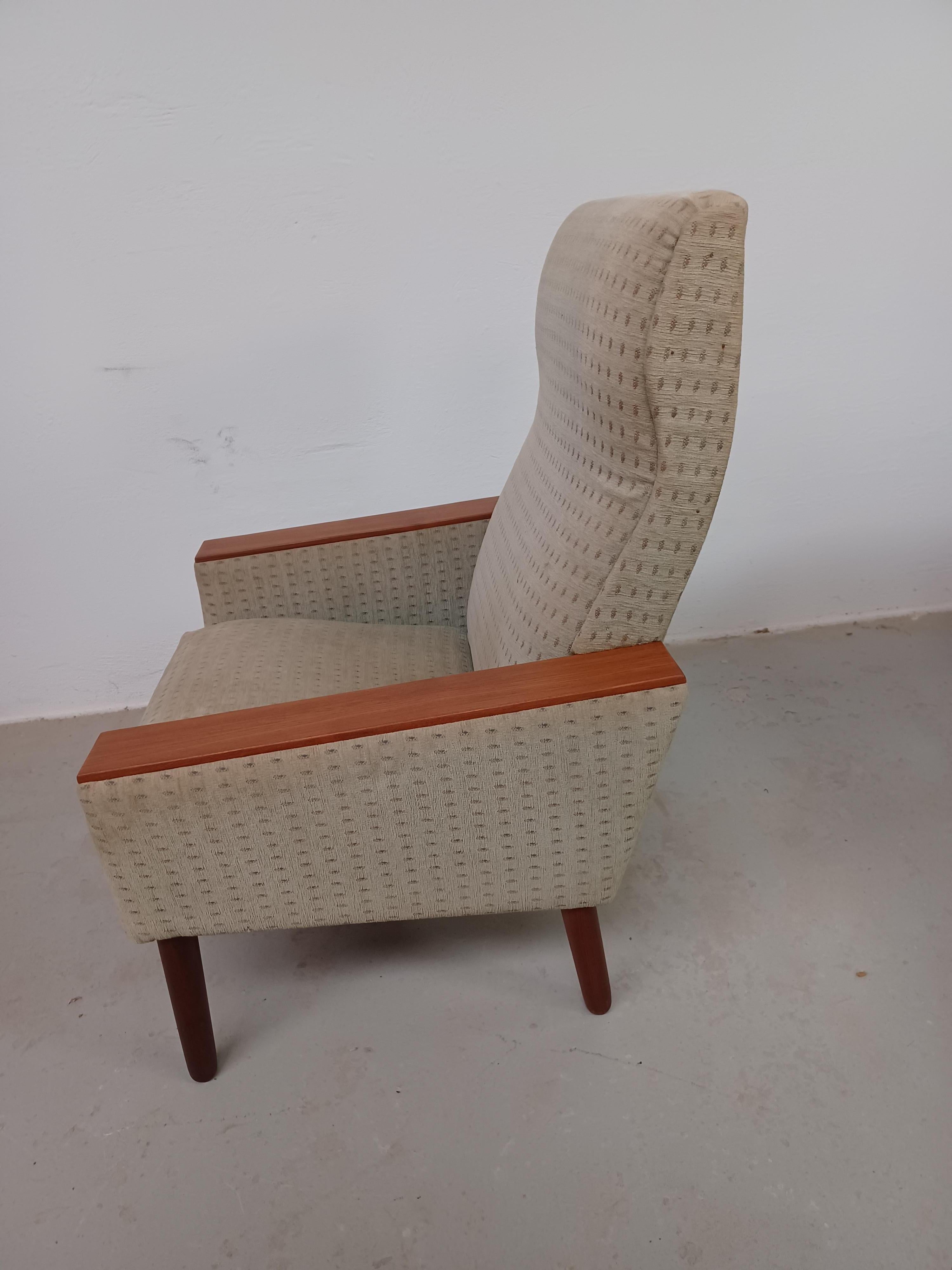 Silla de salón danesa de mediados de siglo de los 60 con reposabrazos de teca mediados del siglo XX en venta