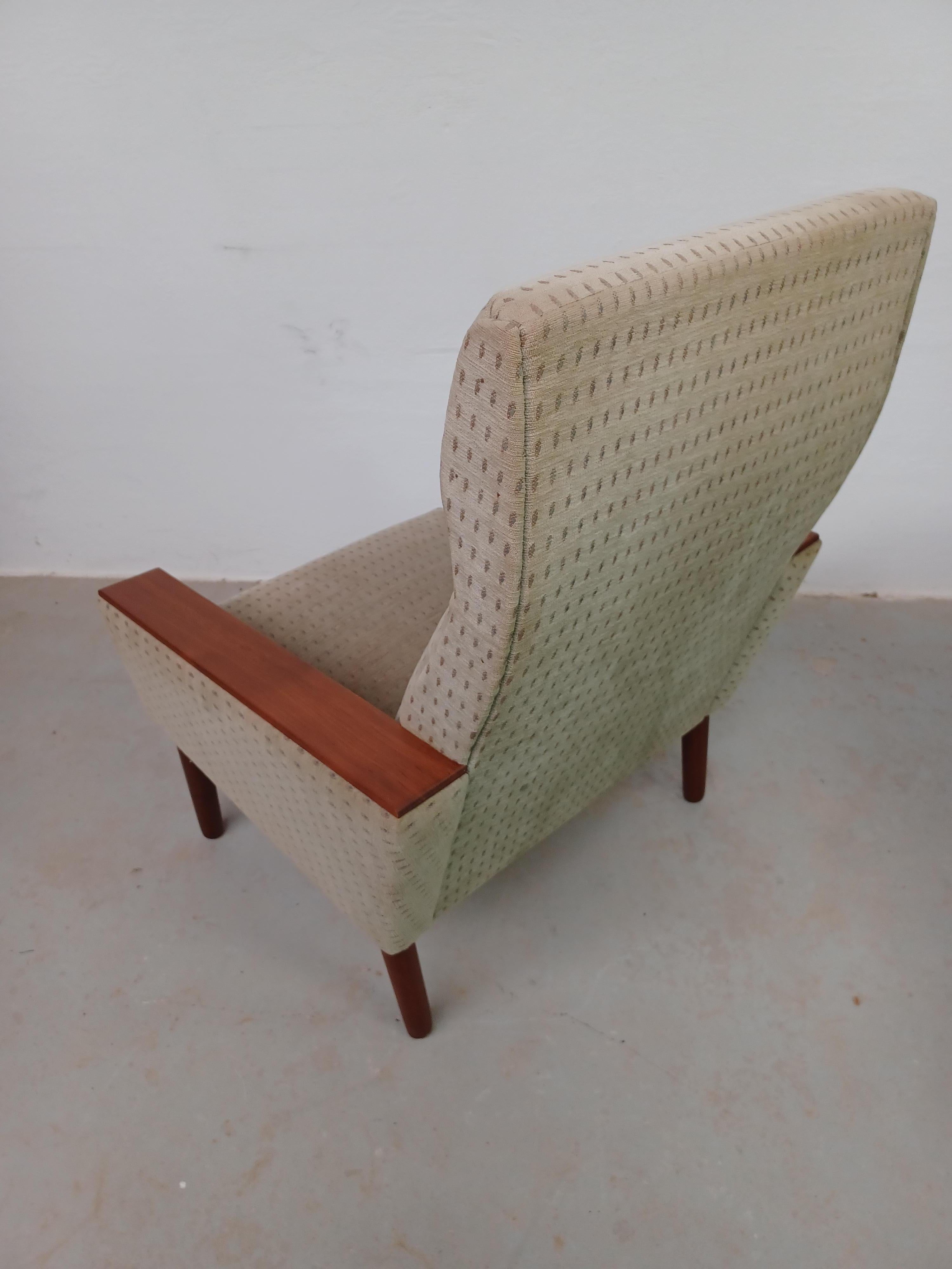 Silla de salón danesa de mediados de siglo de los 60 con reposabrazos de teca Tela en venta