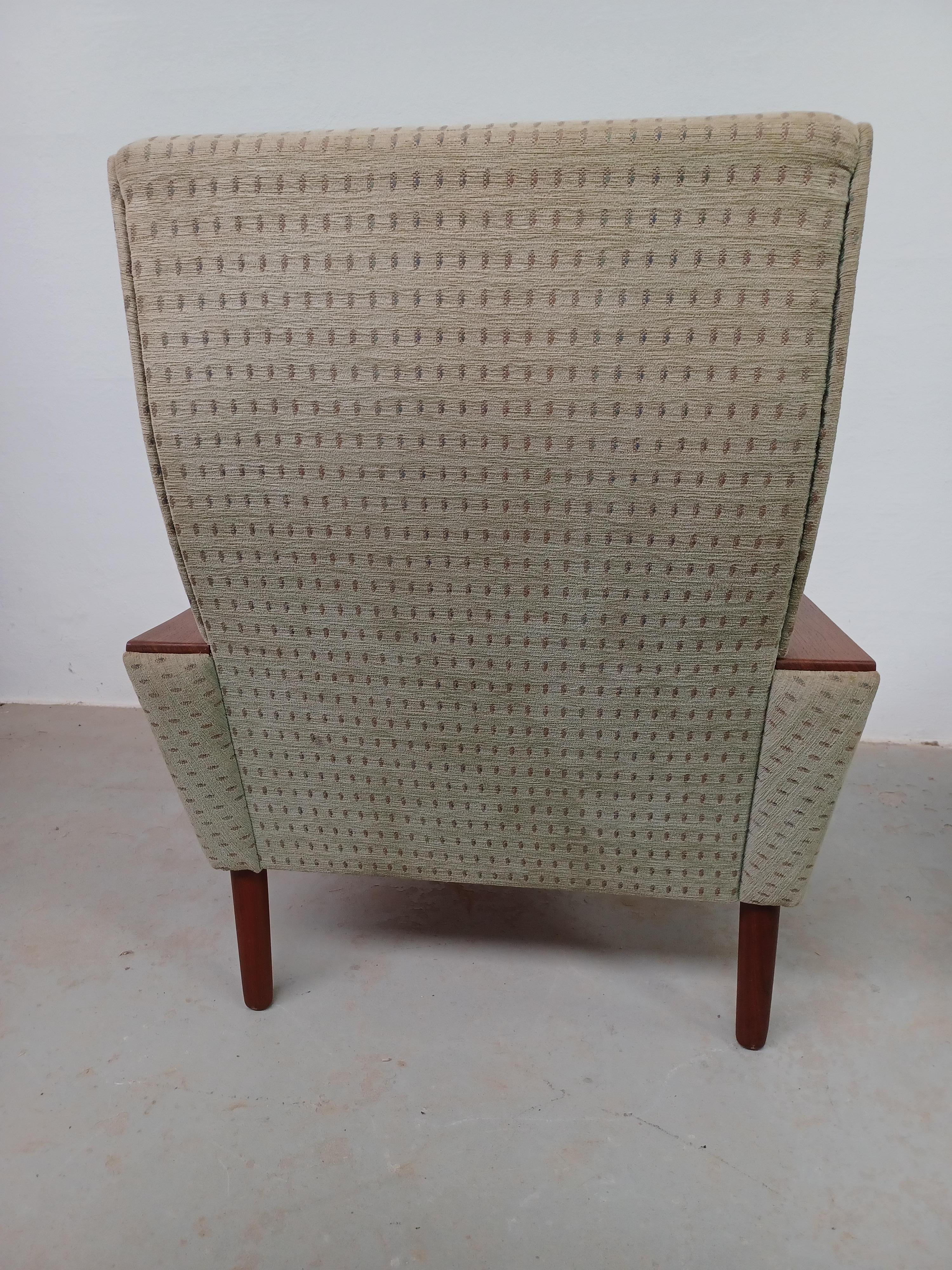 Silla de salón danesa de mediados de siglo de los 60 con reposabrazos de teca en venta 1