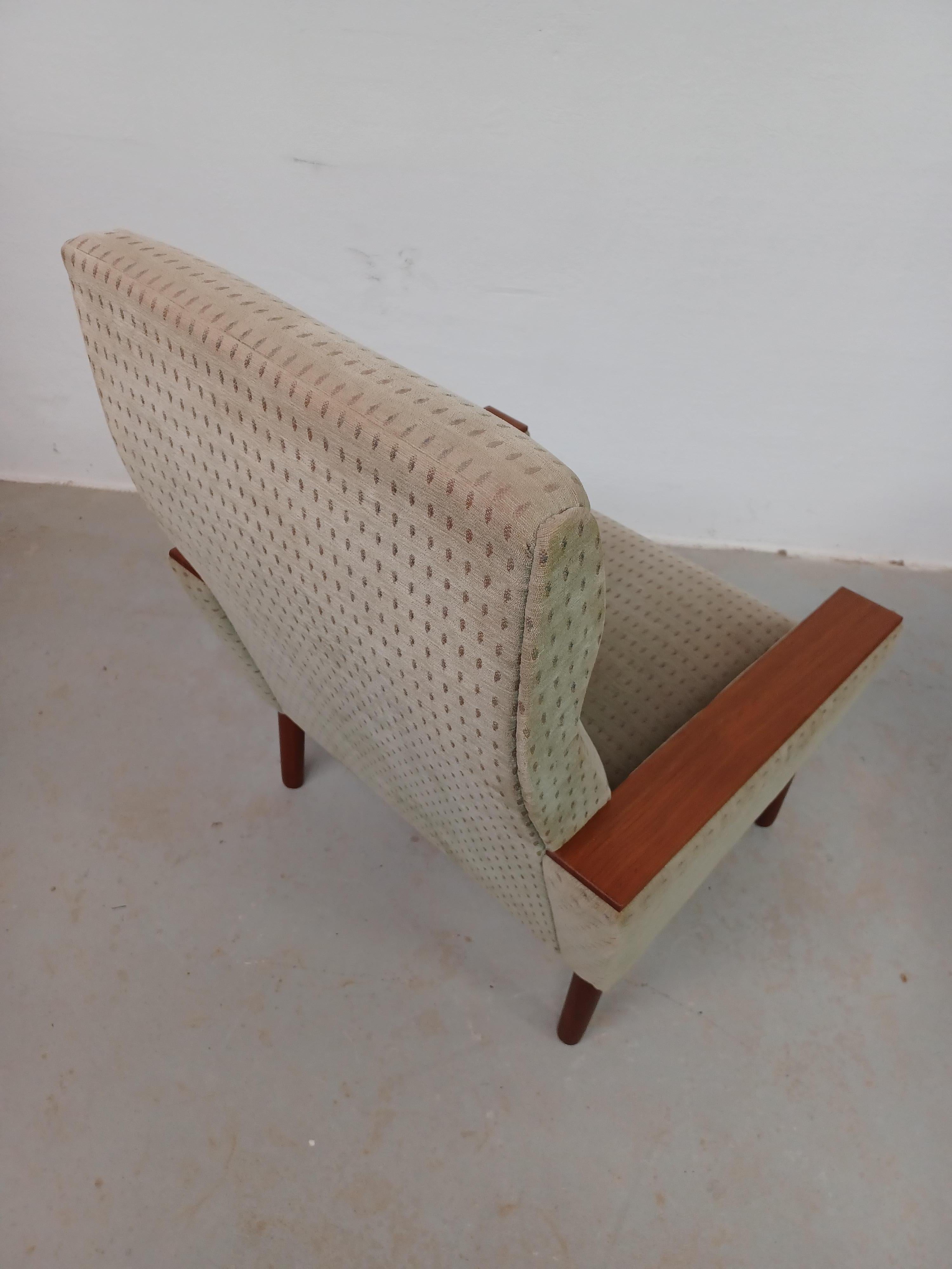 Silla de salón danesa de mediados de siglo de los 60 con reposabrazos de teca en venta 2