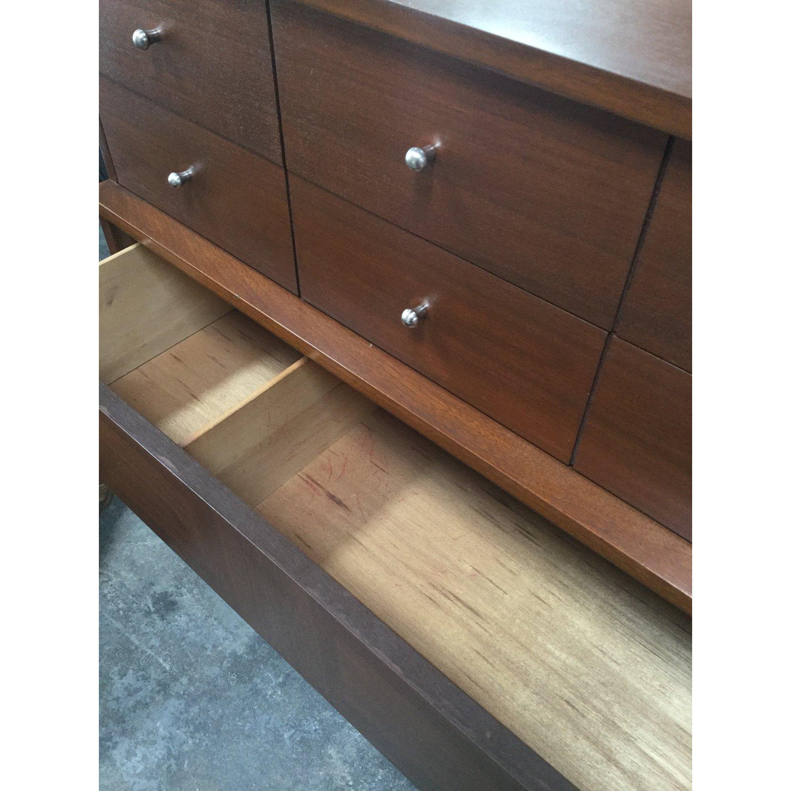 Stunning midcentury dresser! Wonderful wood details with a lovely walnut stain. 5 drawers, with 6 silver knobs giving a 1960s style!