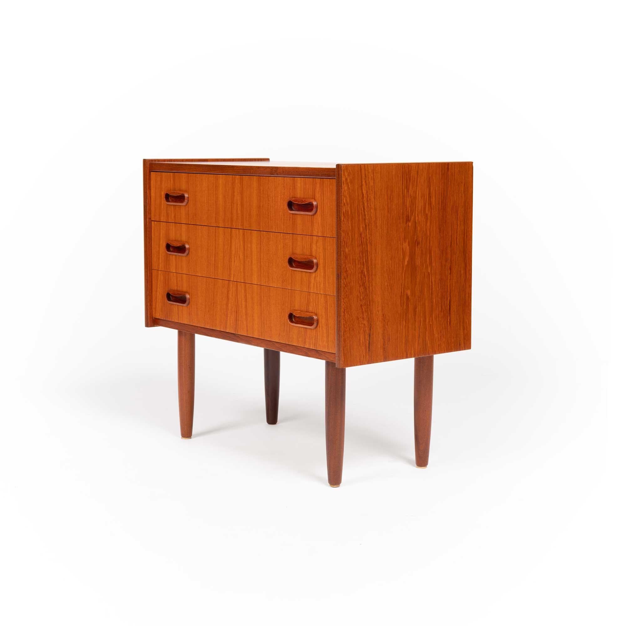 1960s Danish Mid-Century Nightstand/Entryway Chest In Good Condition In Emeryville, CA