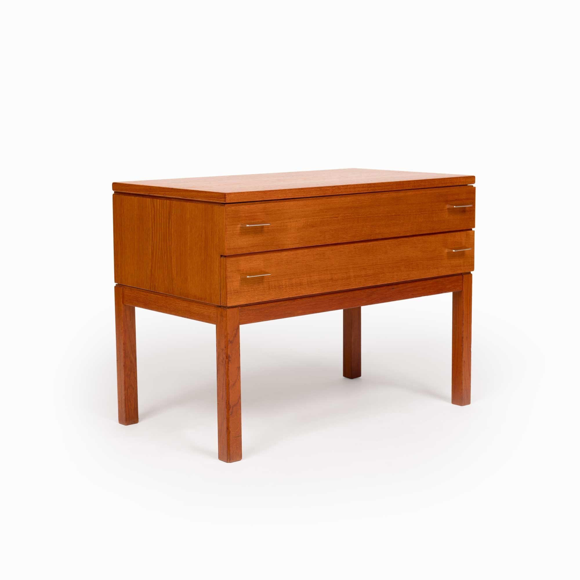 1960er Jahre Dänischer Mid-Century Nachttisch / Beistelltisch (Moderne der Mitte des Jahrhunderts) im Angebot
