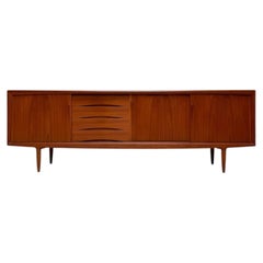 Credenza danese in teak degli anni ’60, in stile Mid-Century, disegnata da Axel Christensen per Aco Møbler