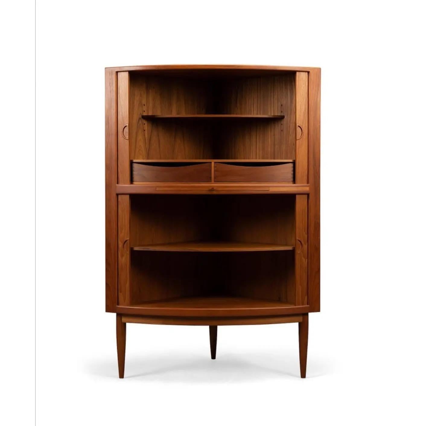 Mid-Century moderno Armadio angolare danese del 1960 in teak del Medioevo in vendita