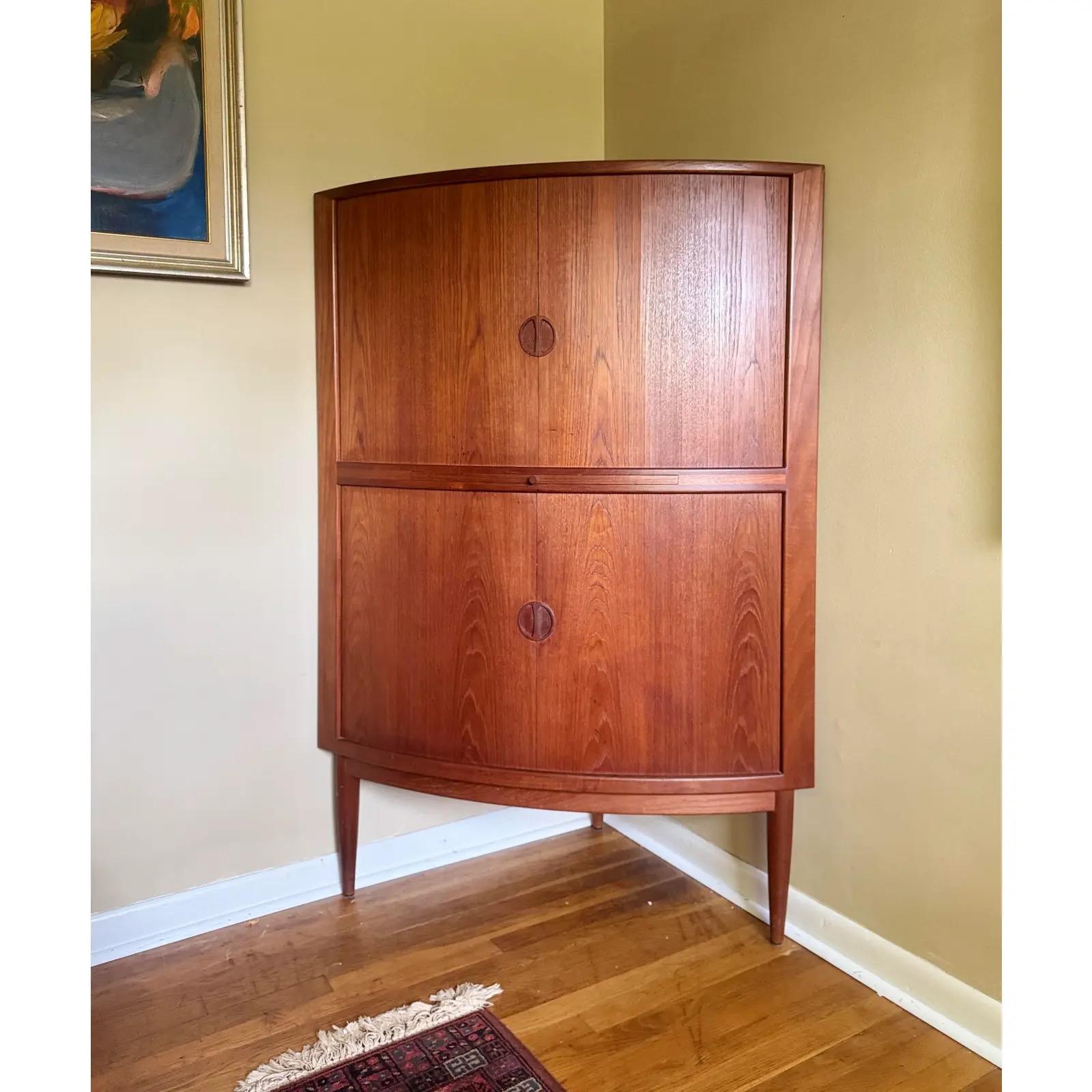 Armadio angolare danese del 1960 in teak del Medioevo In condizioni buone in vendita a Elkton, MD