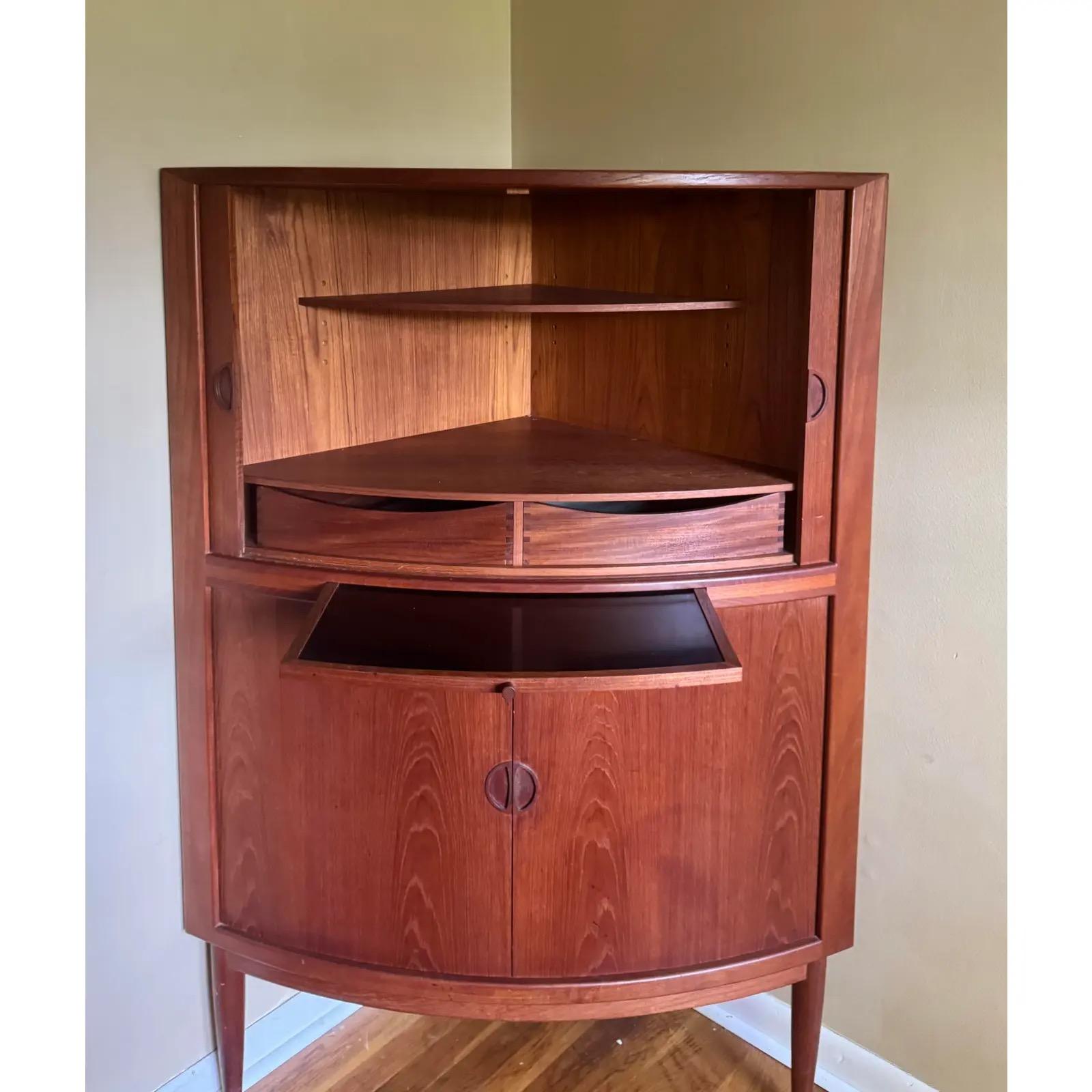 XX secolo Armadio angolare danese del 1960 in teak del Medioevo in vendita