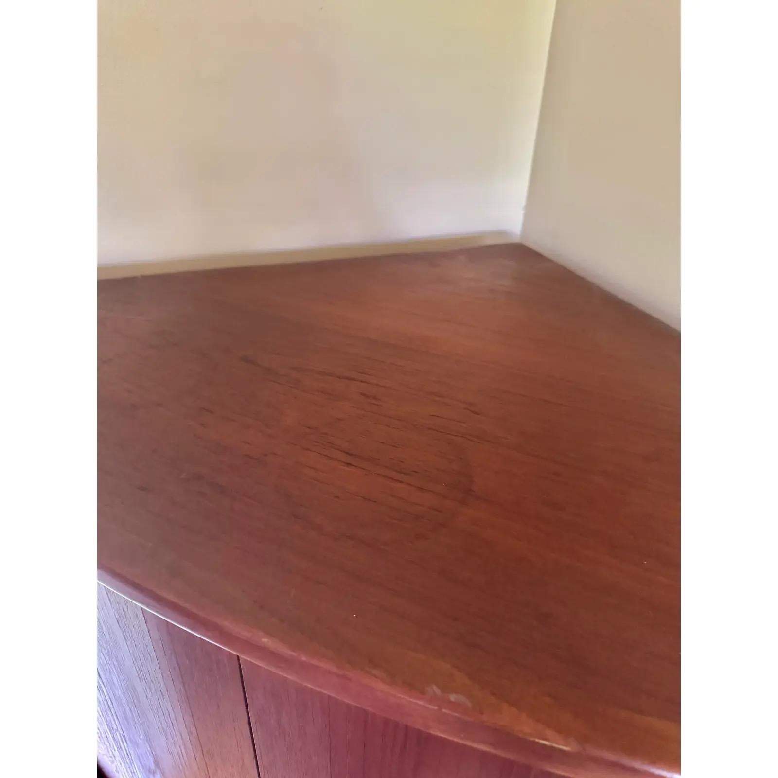 Teak Armadio angolare danese del 1960 in teak del Medioevo in vendita