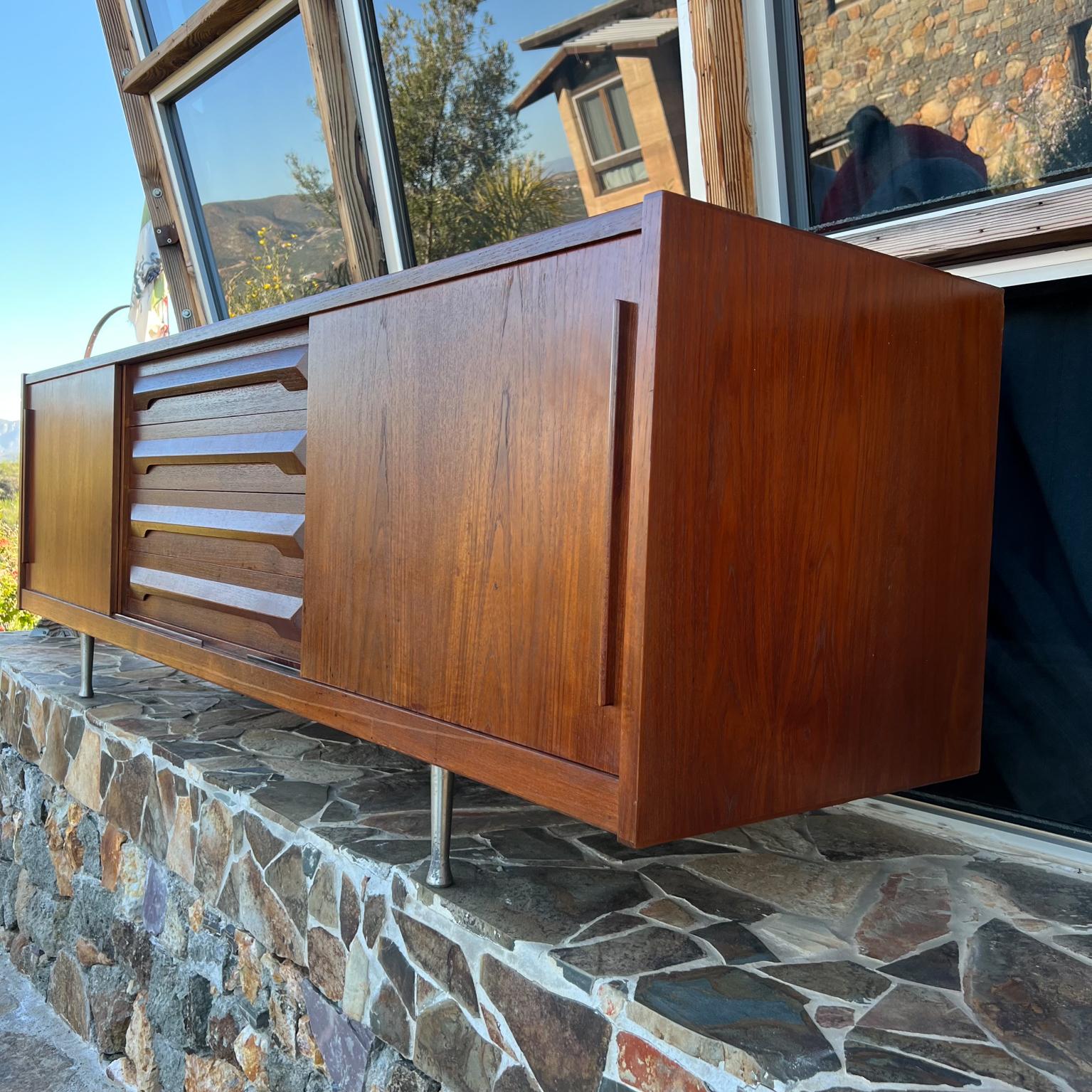 1960s Danish Mod Credenza Sideboard Teakwood Style of Johannes Andersen In Good Condition For Sale In Chula Vista, CA