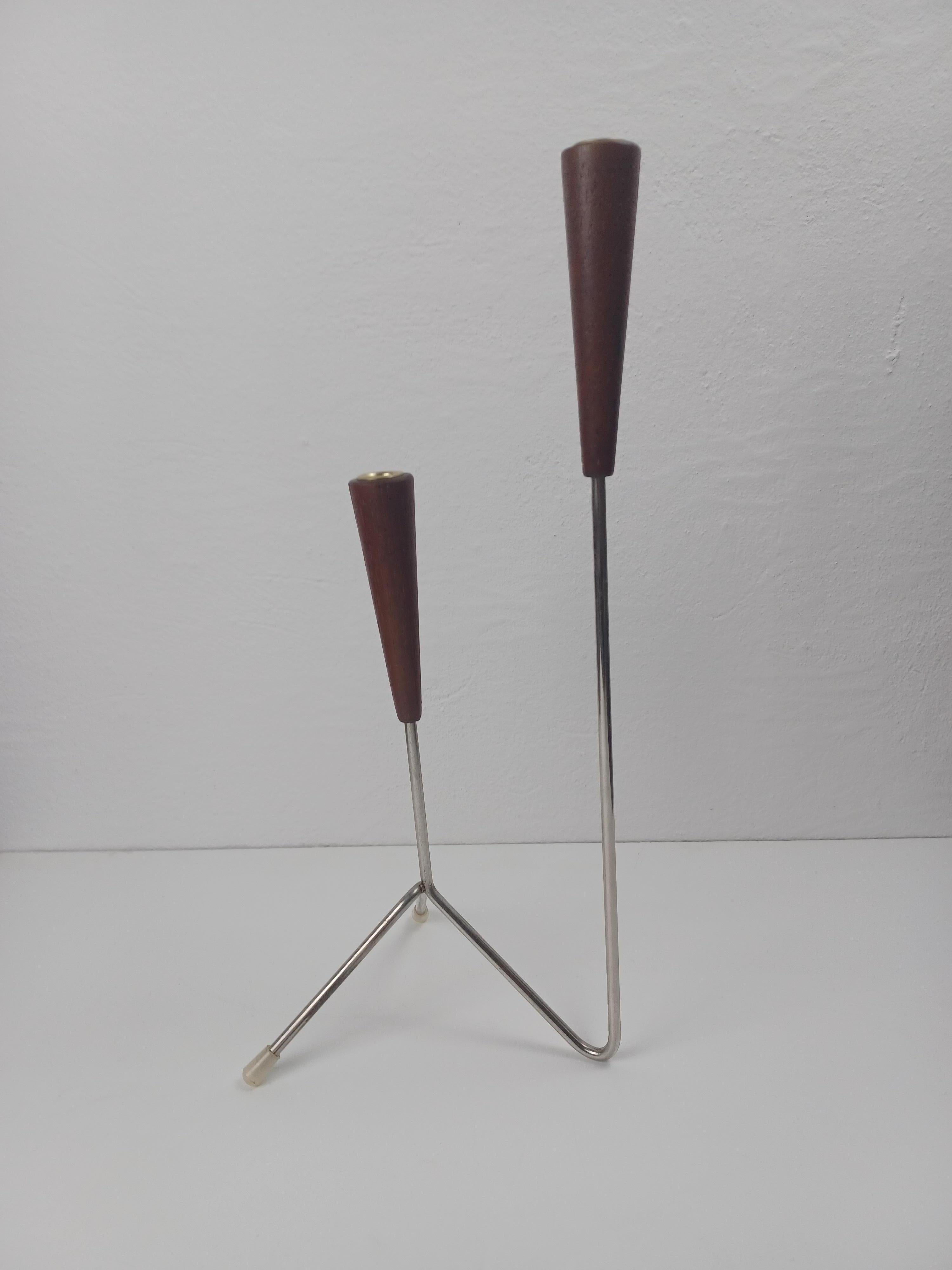 Candeliere Moden danese del 1960 in acciaio, ottone e teak

Raro ed elegante candeliere minimalista danese moderno degli anni '60.

Il candeliere è in ottime condizioni vintage.