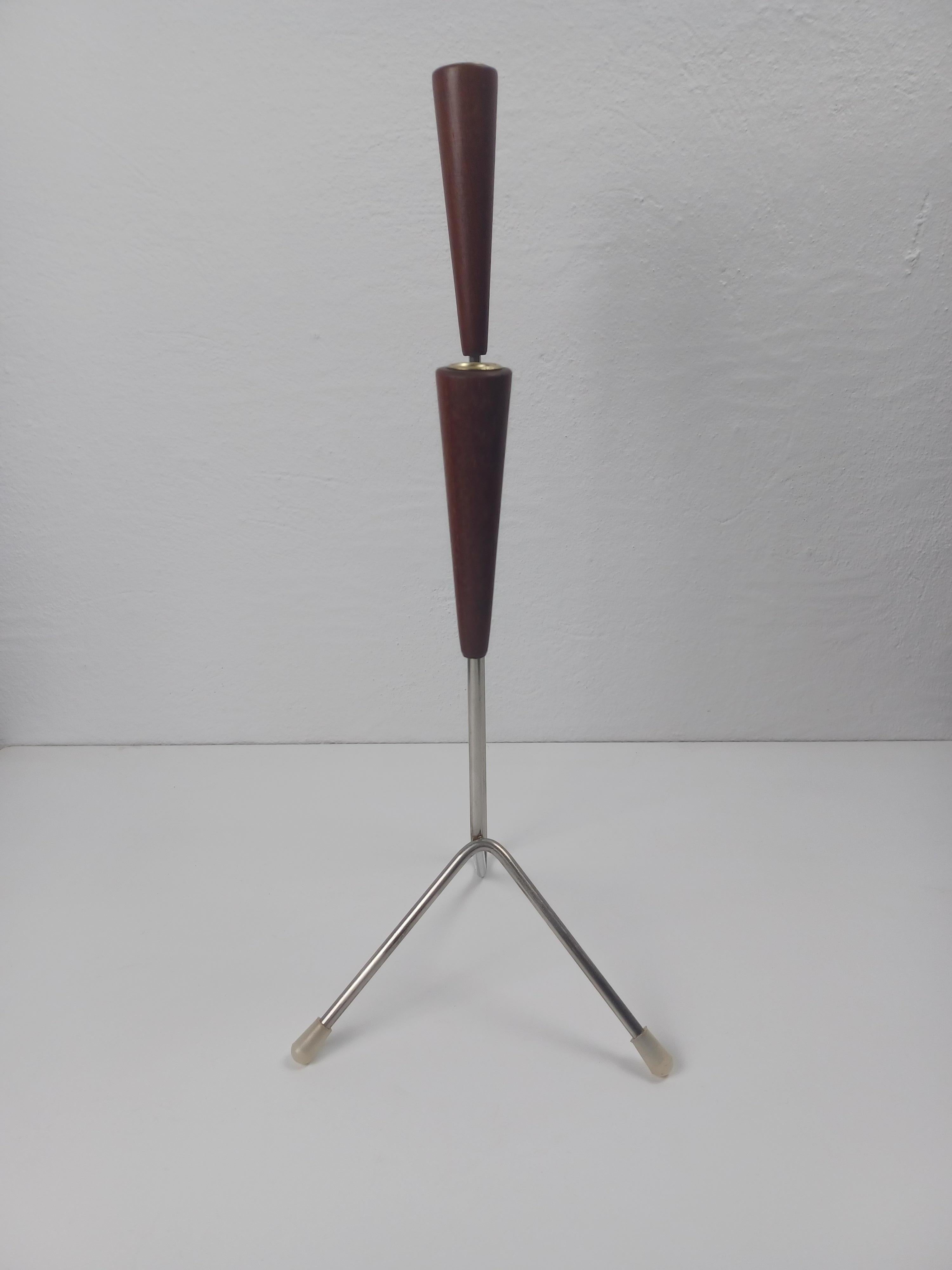 Candeliere danese modenese del 1960 in acciaio, ottone e teak In condizioni buone in vendita a Knebel, DK