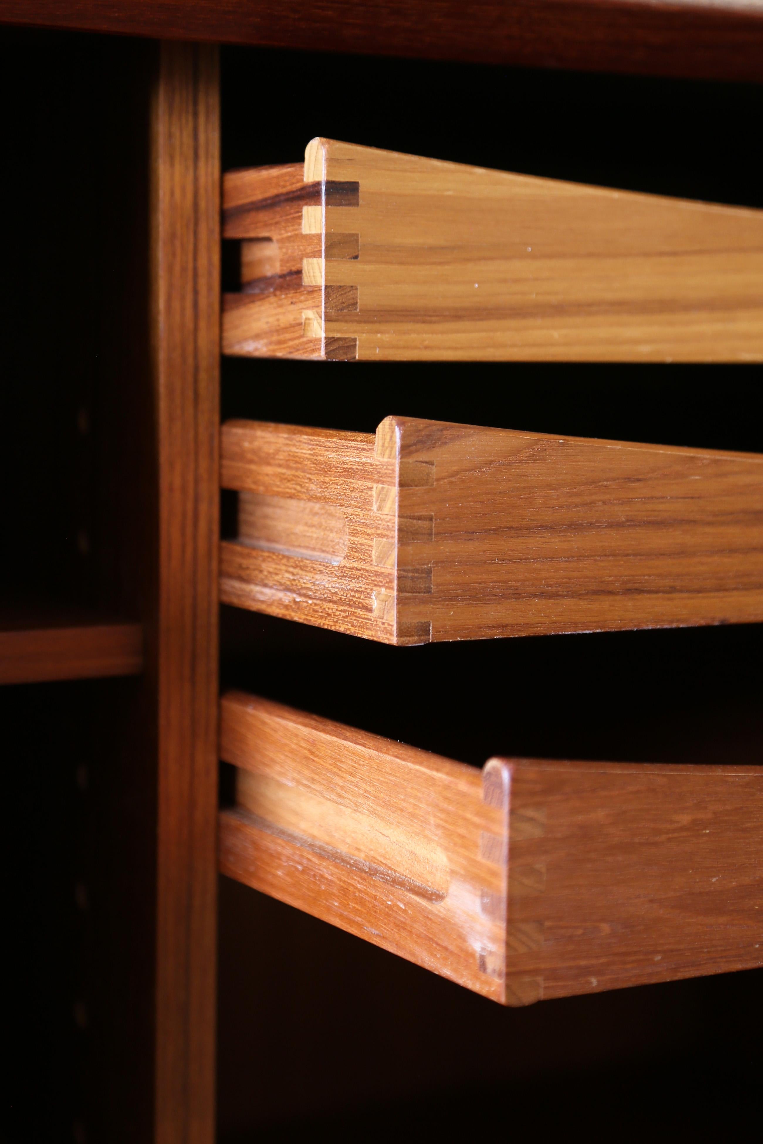 Credenza de teca con puerta de tambor Bernhard Pedersen & Son, de la modernidad danesa de los años 60 en venta 3