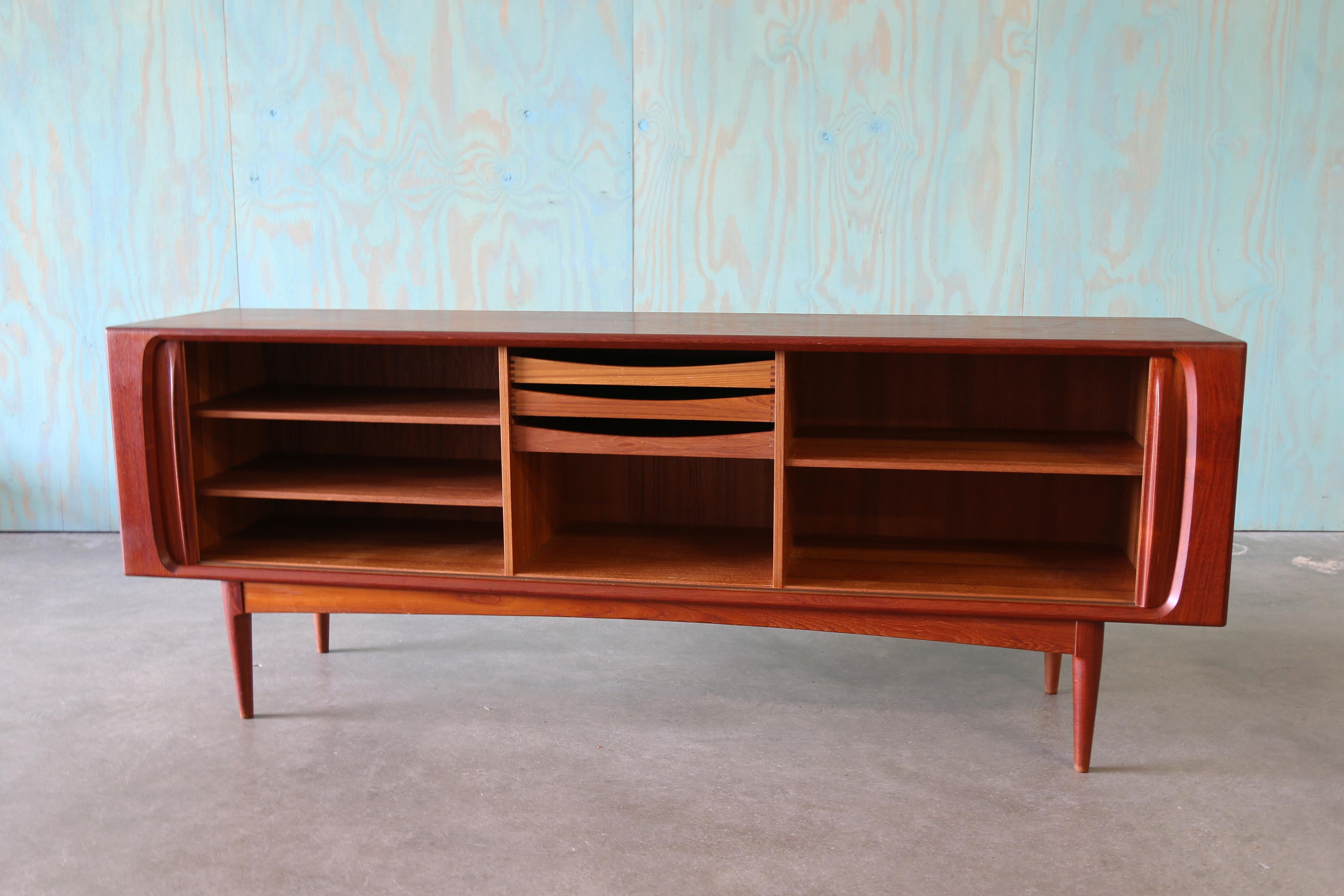 Credenza de teca con puerta de tambor Bernhard Pedersen & Son, de la modernidad danesa de los años 60 Moderno de mediados de siglo en venta