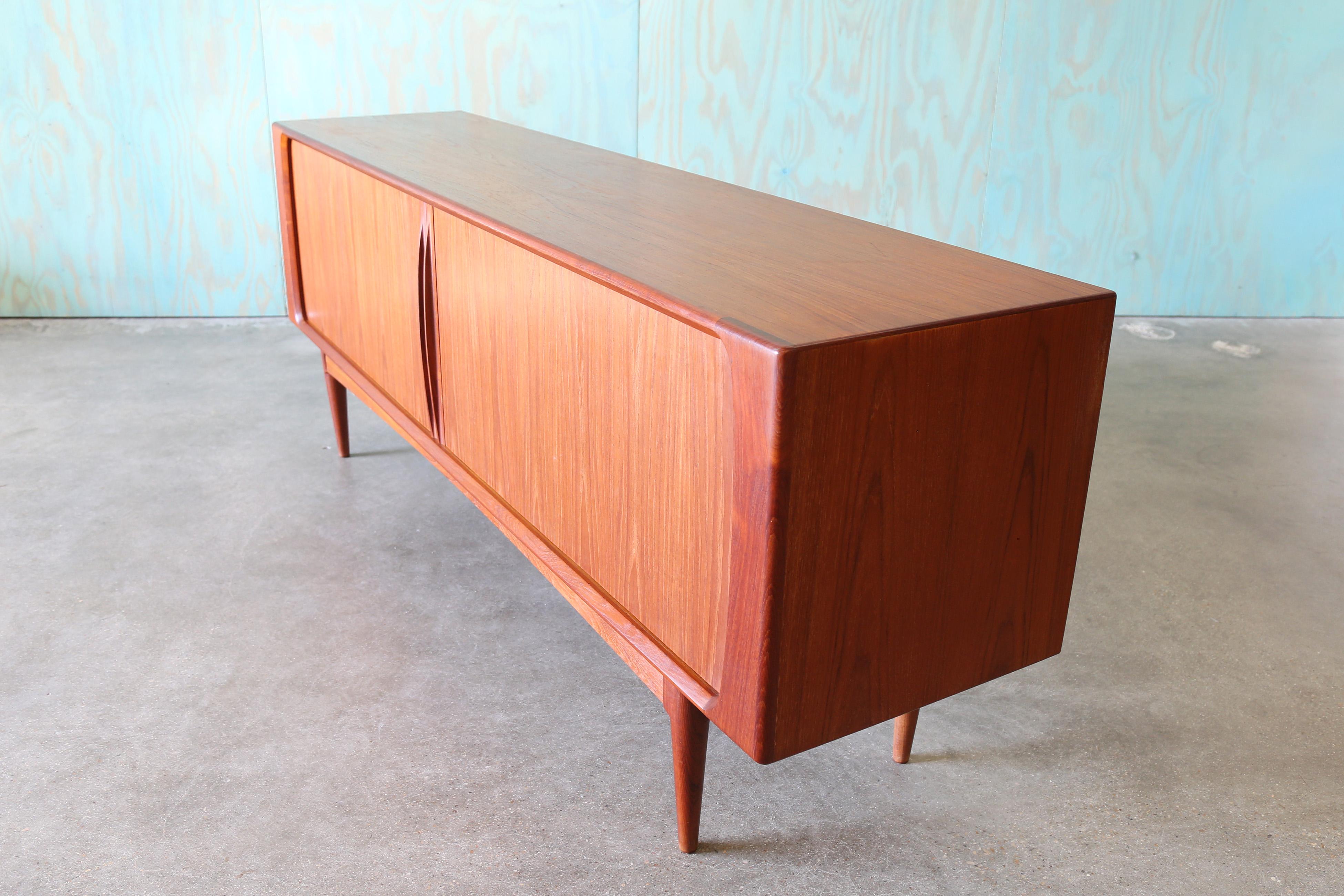Credenza de teca con puerta de tambor Bernhard Pedersen & Son, de la modernidad danesa de los años 60 Danés en venta