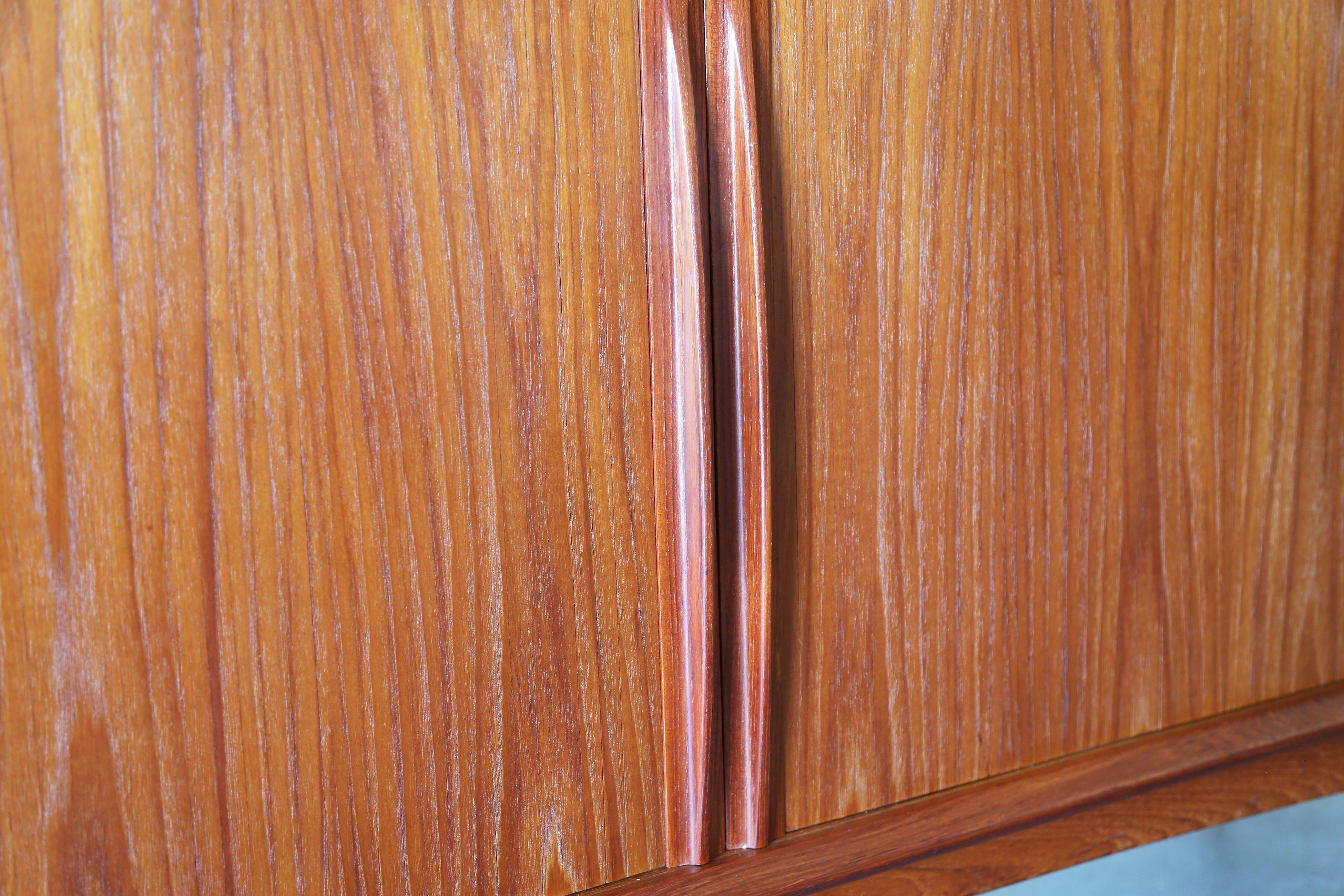 Credenza de teca con puerta de tambor Bernhard Pedersen & Son, de la modernidad danesa de los años 60 en Bueno estado para la venta en Virginia Beach, VA