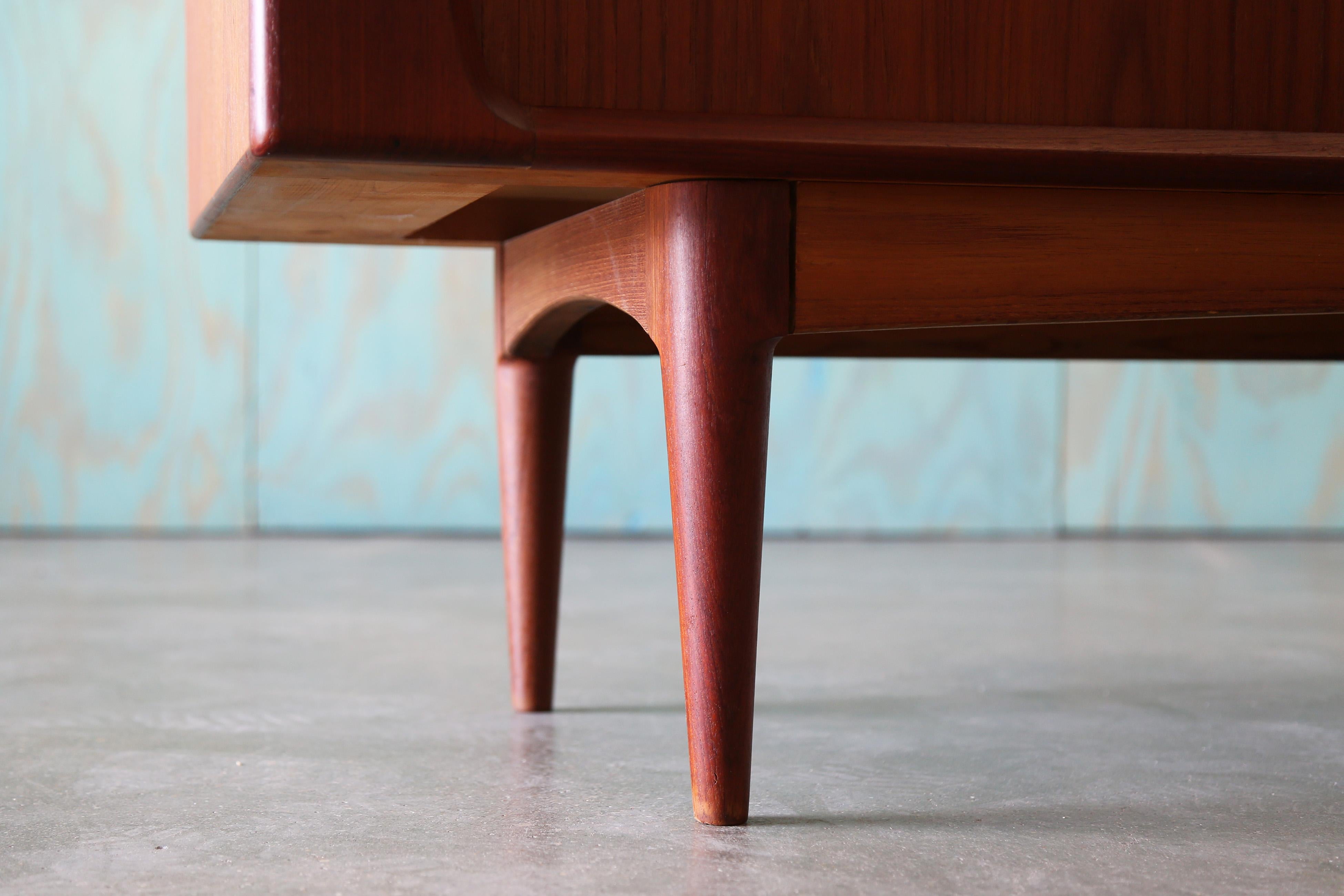 Credenza de teca con puerta de tambor Bernhard Pedersen & Son, de la modernidad danesa de los años 60 mediados del siglo XX en venta