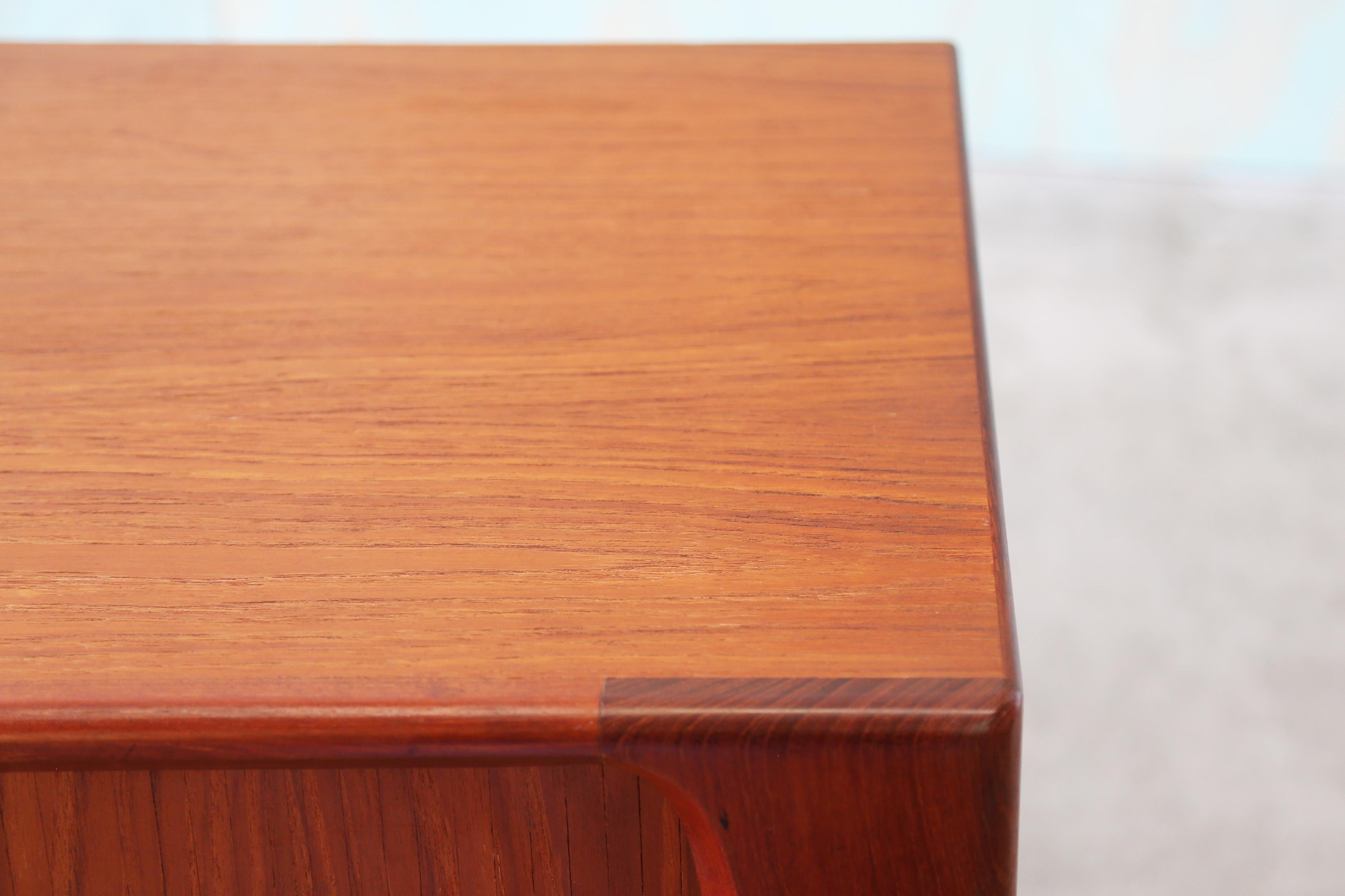 Credenza de teca con puerta de tambor Bernhard Pedersen & Son, de la modernidad danesa de los años 60 Teca en venta