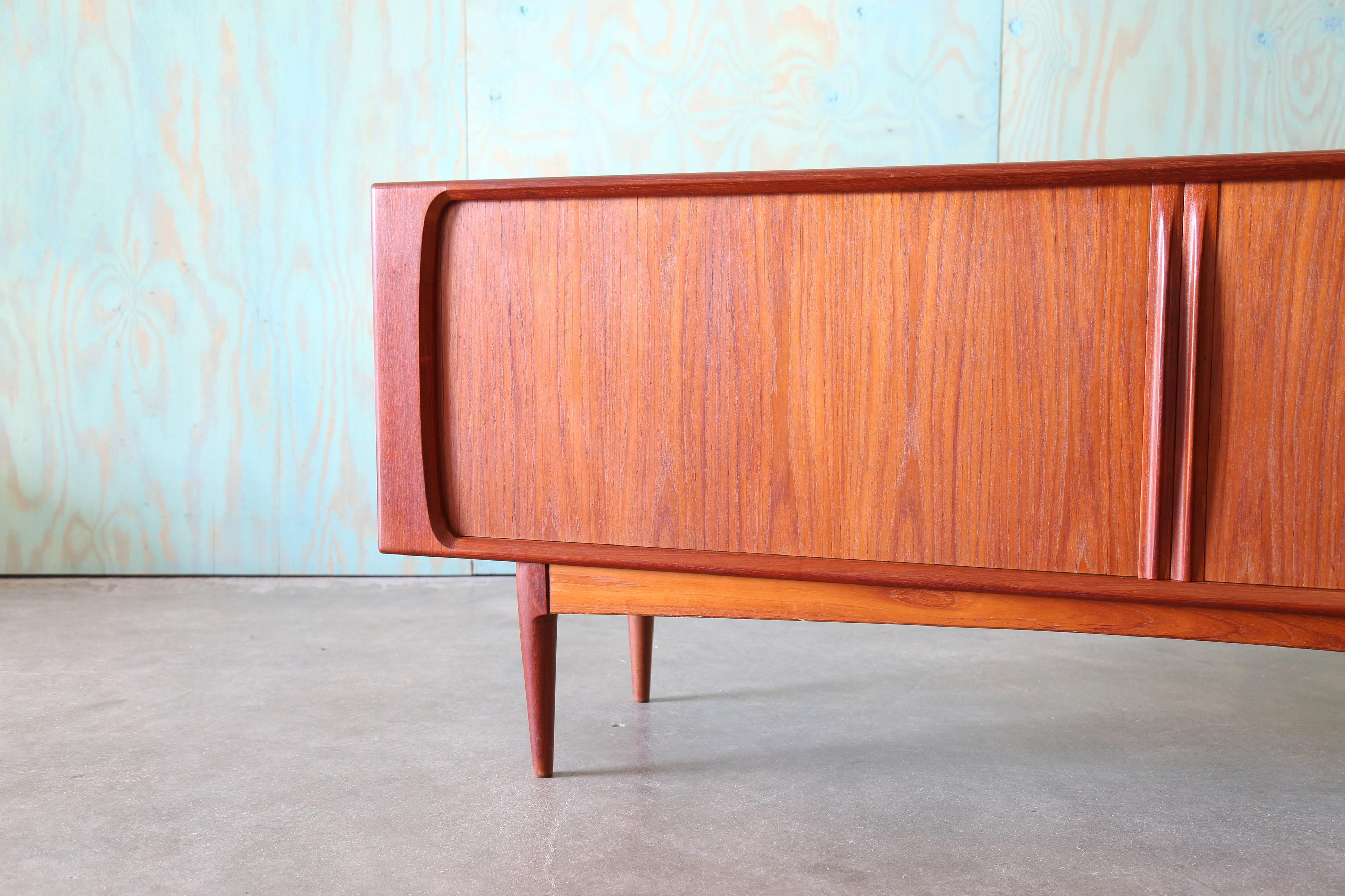 Credenza de teca con puerta de tambor Bernhard Pedersen & Son, de la modernidad danesa de los años 60 en venta 1
