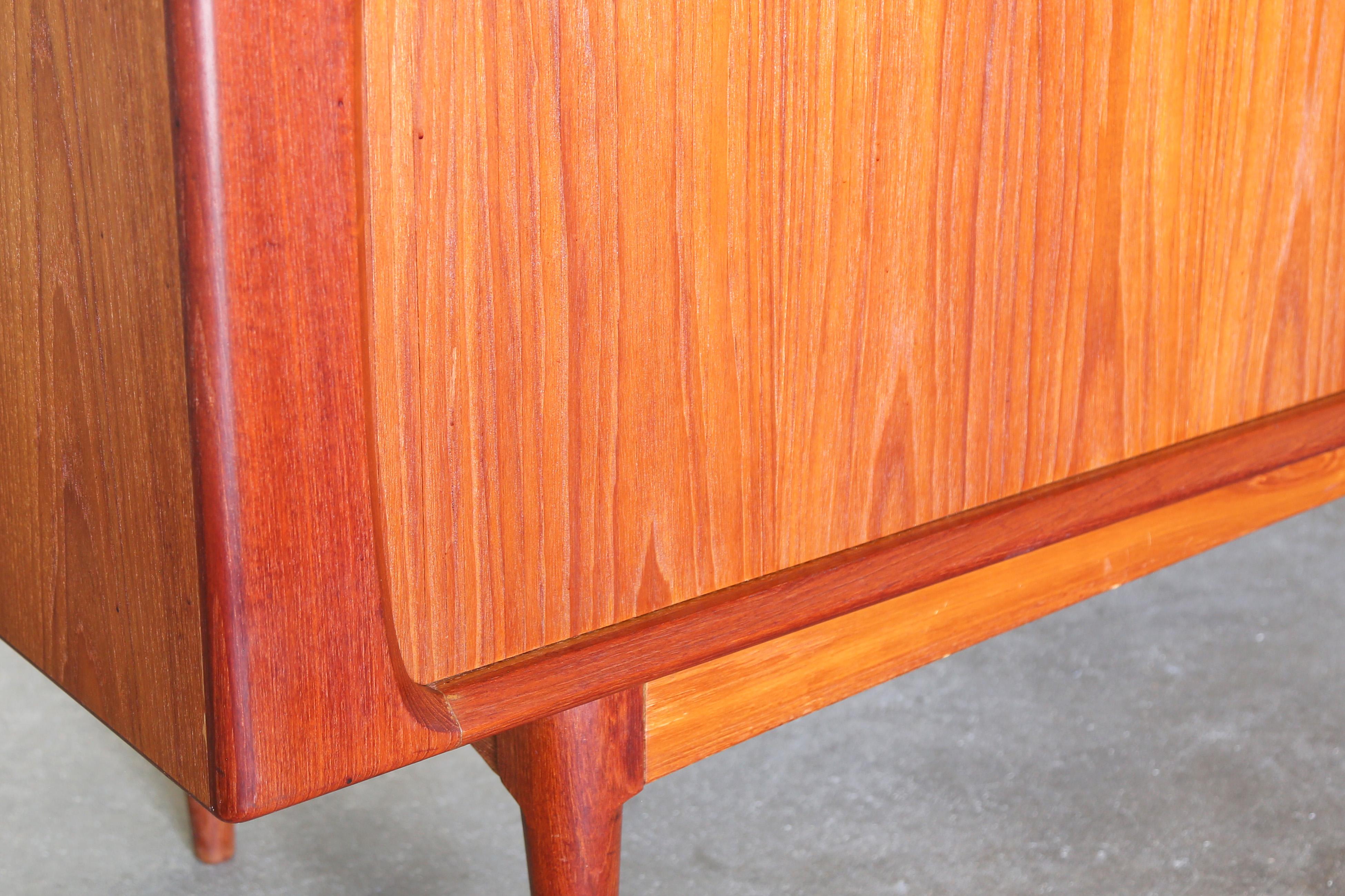 Credenza de teca con puerta de tambor Bernhard Pedersen & Son, de la modernidad danesa de los años 60 en venta 2