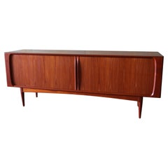 Credenza moderna danese del 1960 di Bernhard Pedersen & Son con porta a tamburo in teak