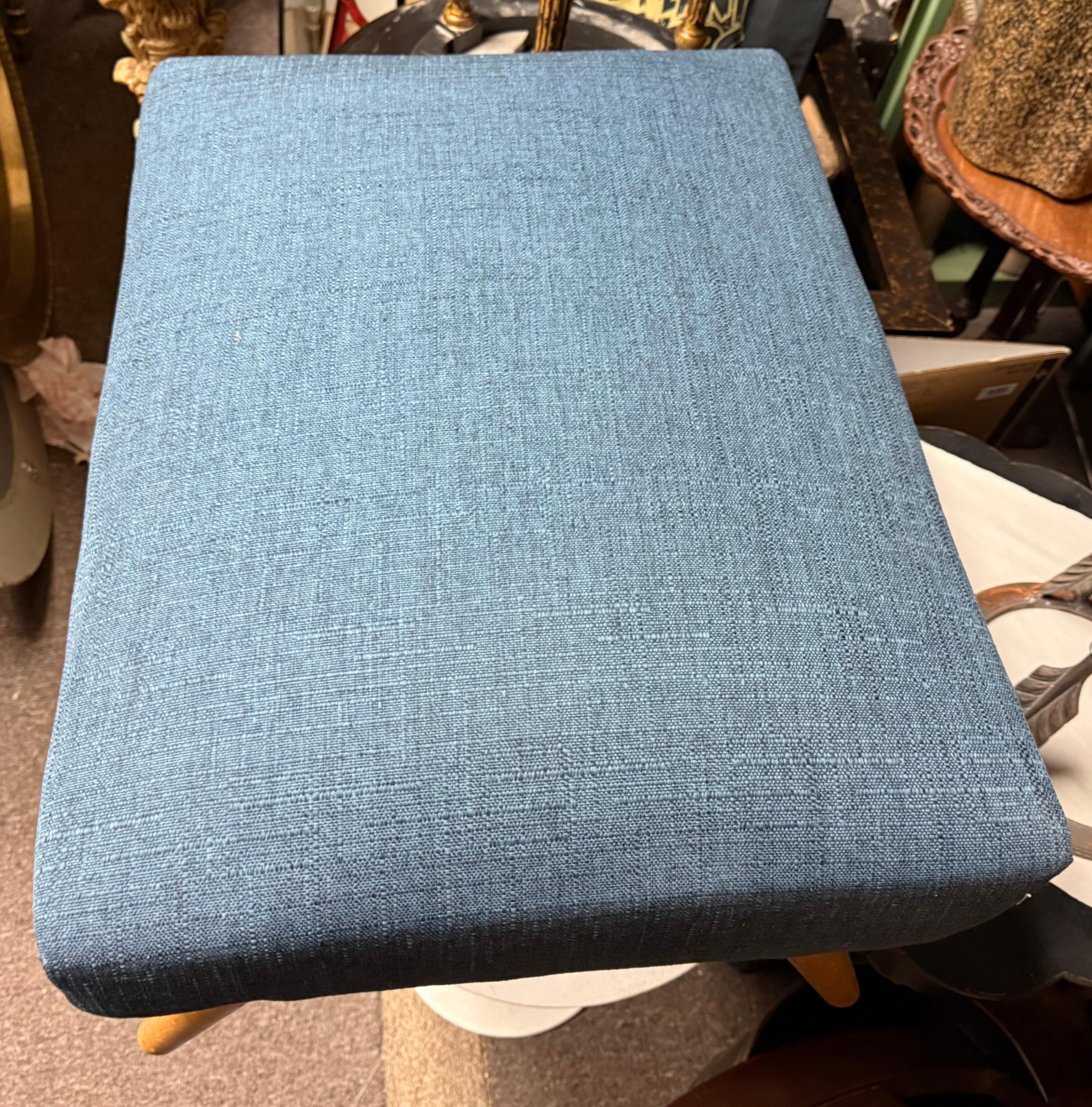 Este es un par de escabeles inclinados daneses modernos de los años 60. Tienen patas de arce y tapicería azul texturizada. Ambos están en muy buen estado. 