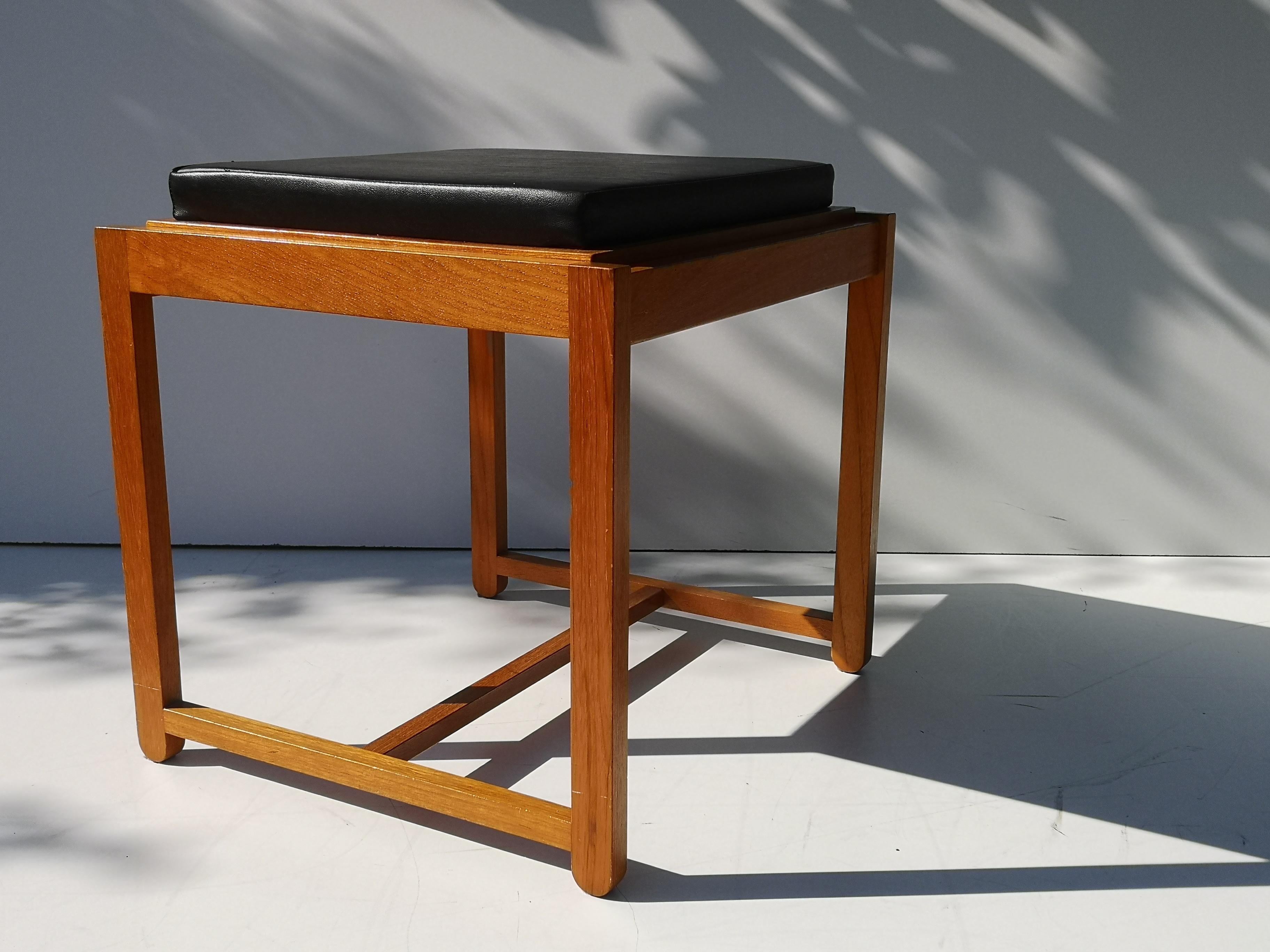 1960s Danish teak side table that converts cleverly into a comfortable stool designed by Erik Buck. Excellent original condition. 

  