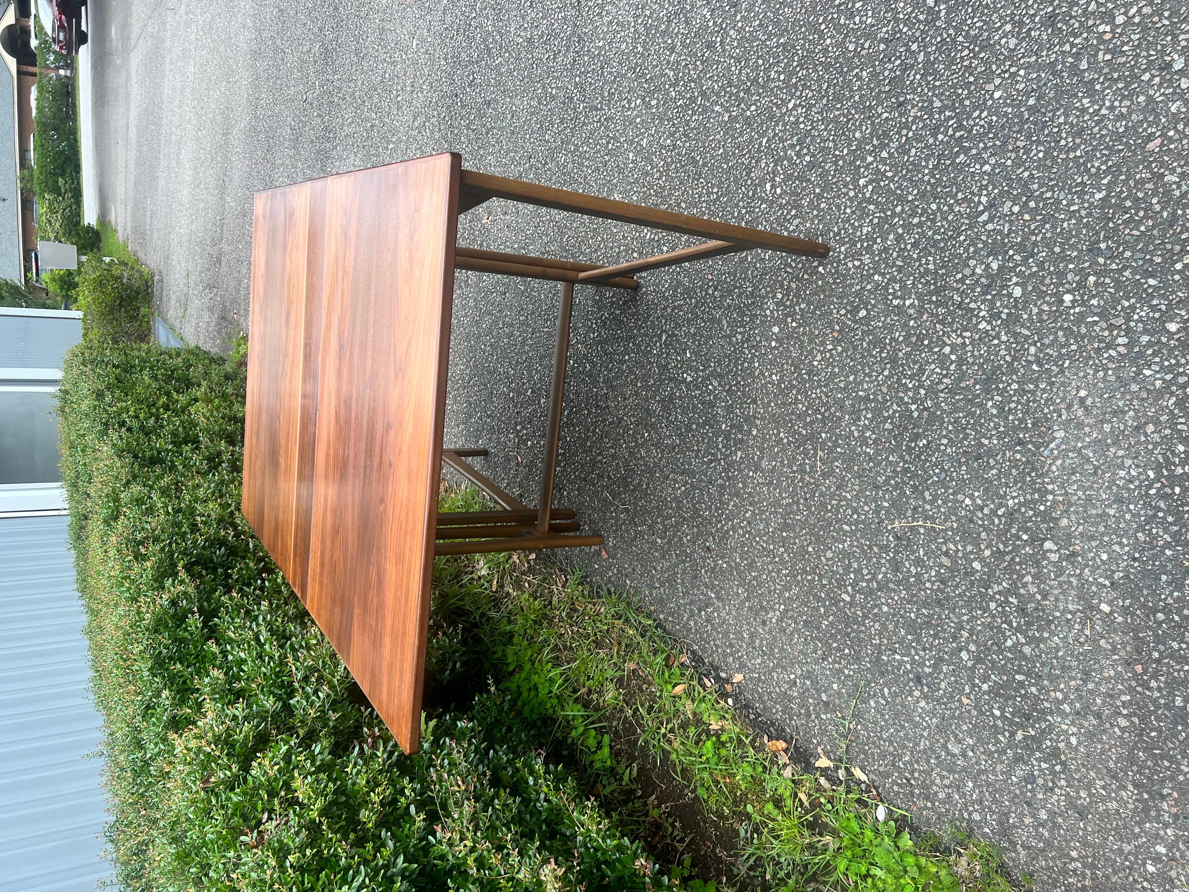 Scandinave moderne Table à feuilles tombantes en teck de la modernité danoise des années 1960 par Bendt Winge pour The Moderns Møbelfabrikk en vente