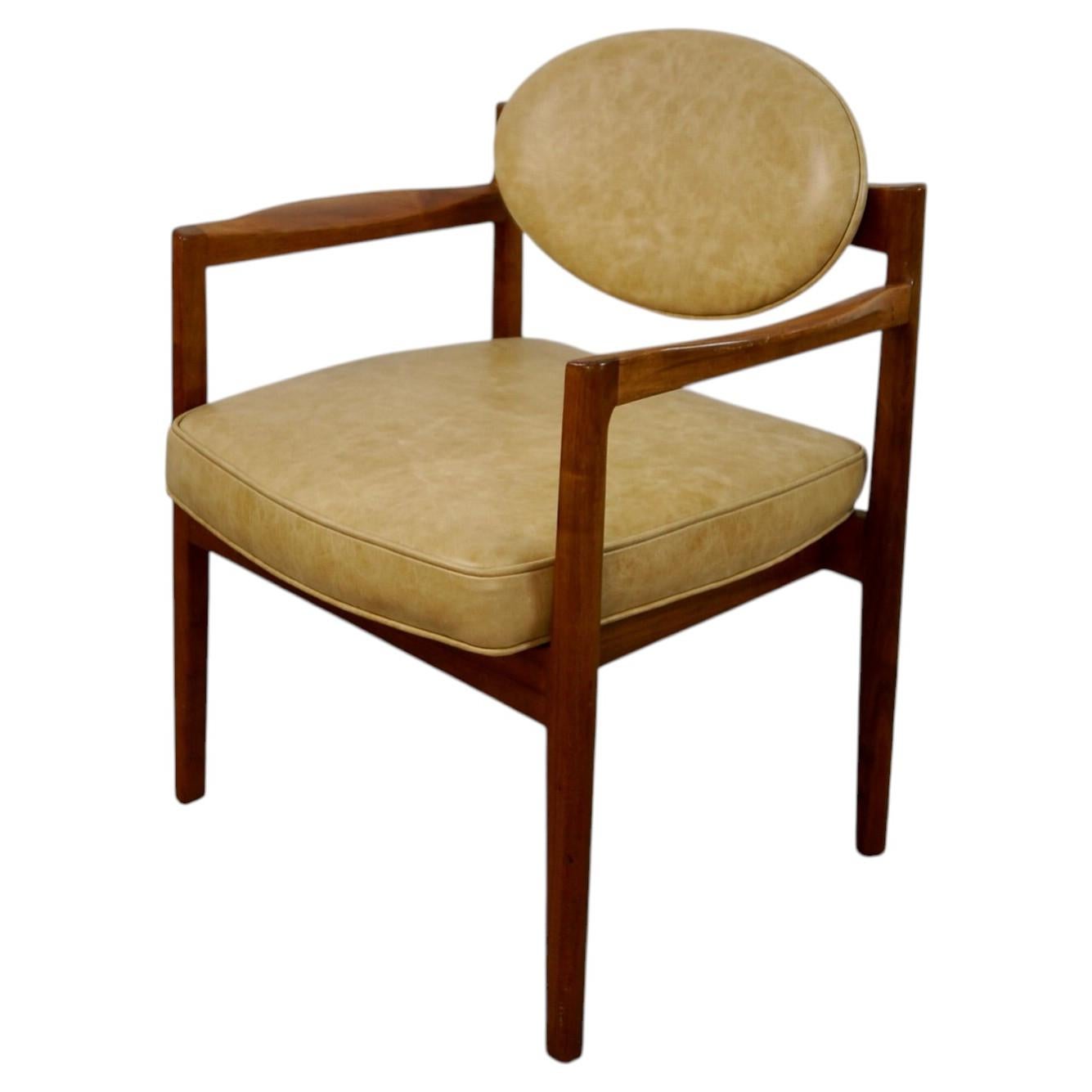 Poltrona ovale in noce e pelle in stile Danish Modern degli anni '60, firmata Jens Risom