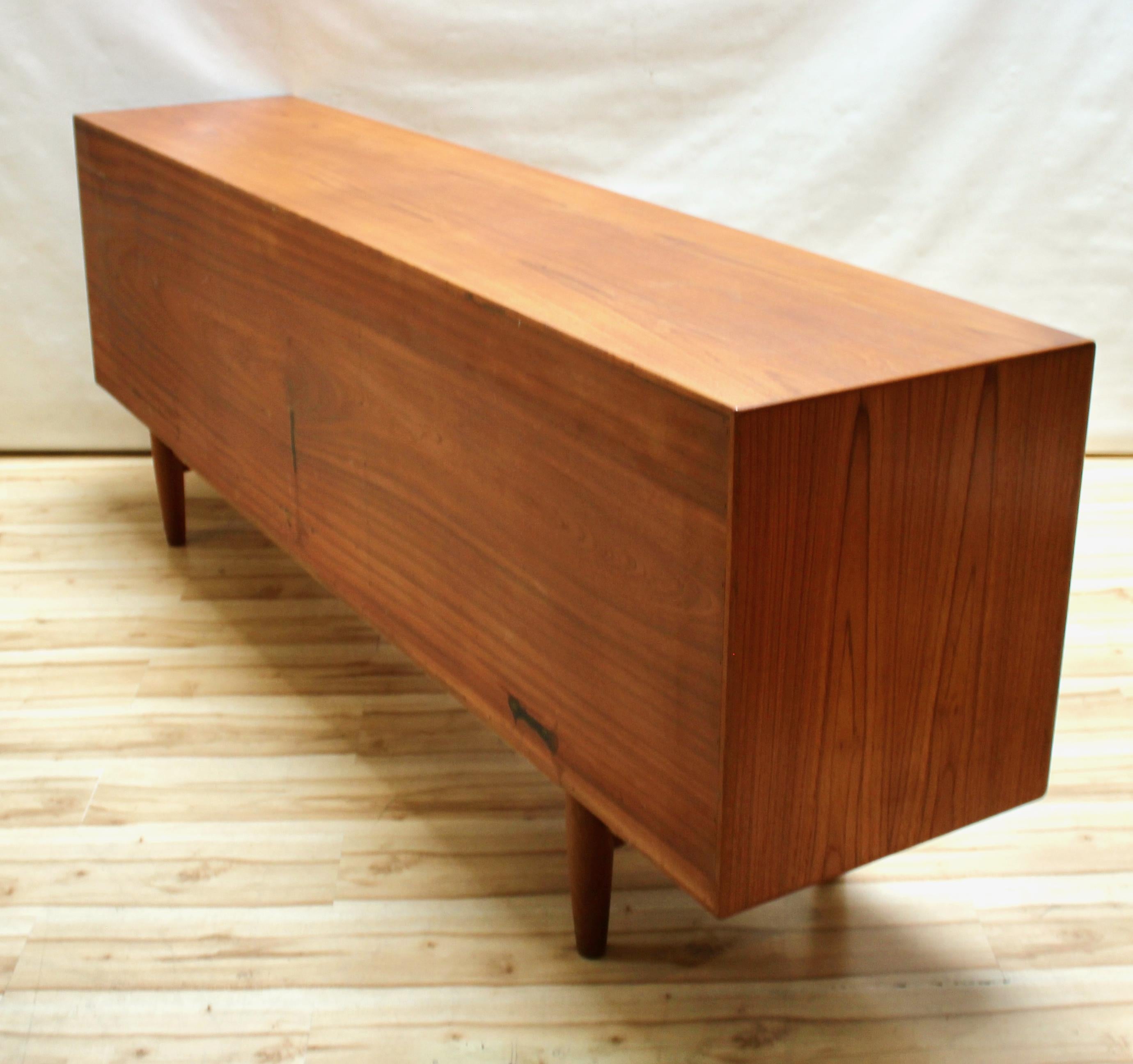 1960er Jahre Dänische Moderne Große Teakholz-Credenza von Dyrlund 5
