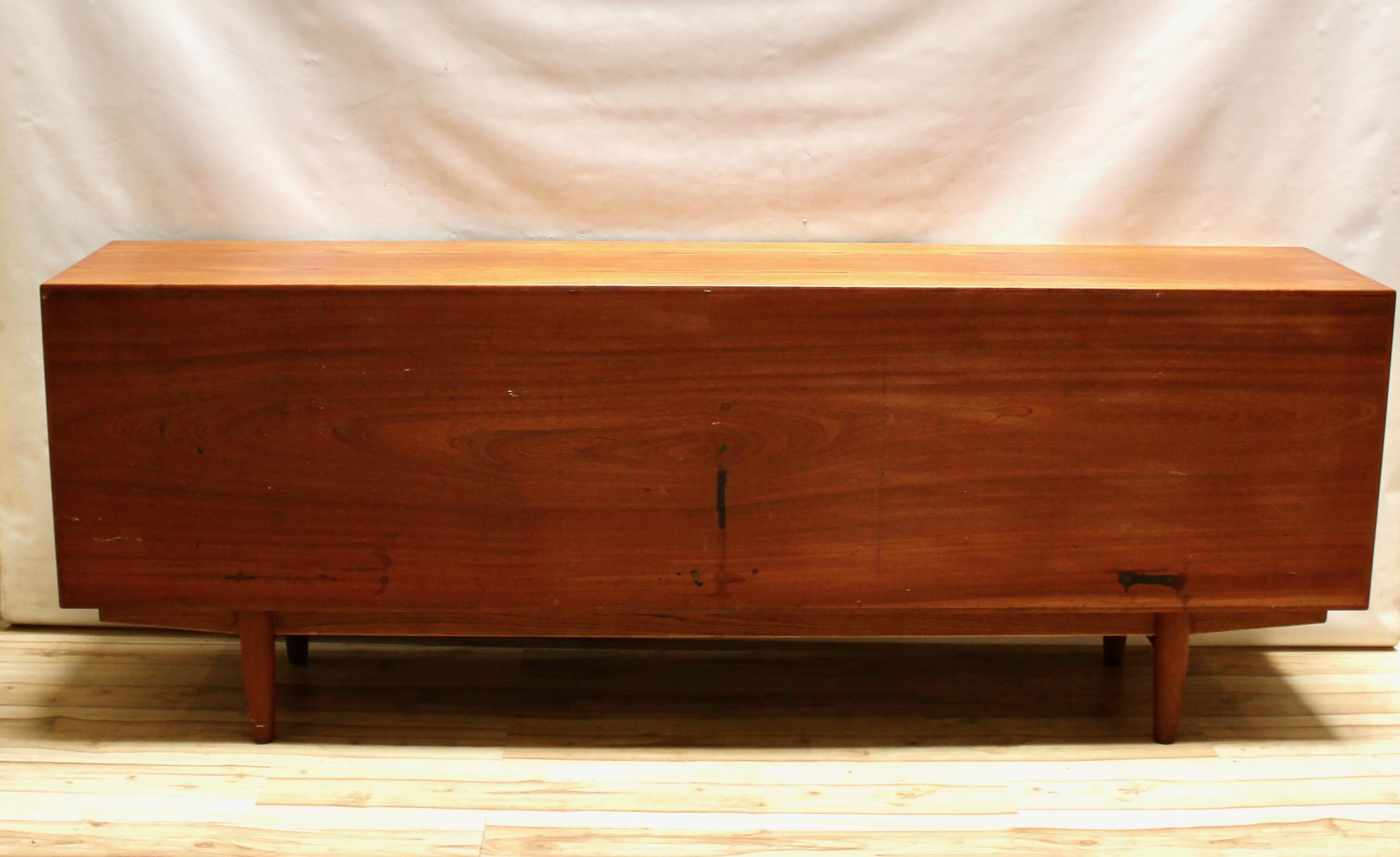1960er Jahre Dänische Moderne Große Teakholz-Credenza von Dyrlund 6